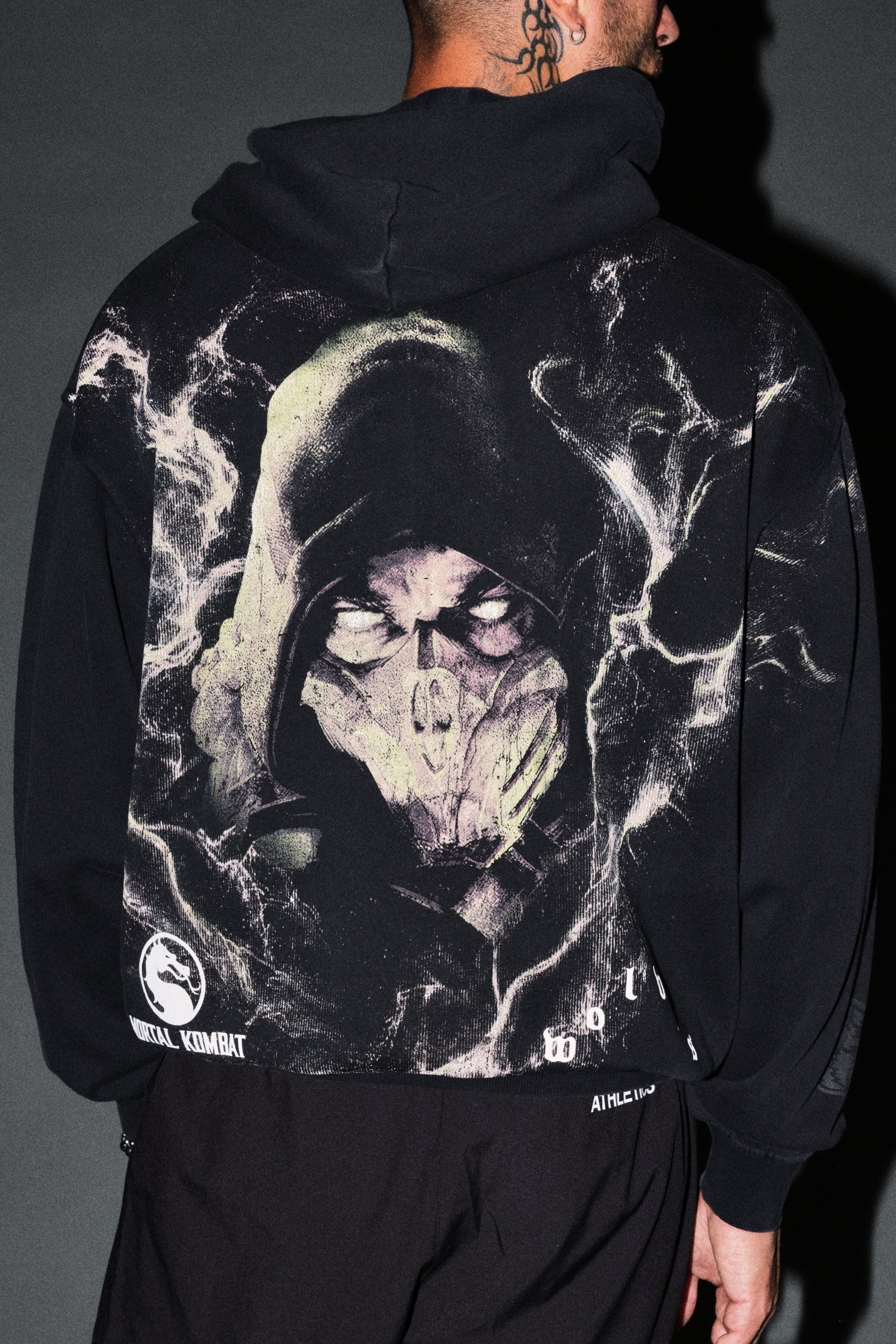 Scorpion Fire Pierce Hoodie in Black — imagem 8