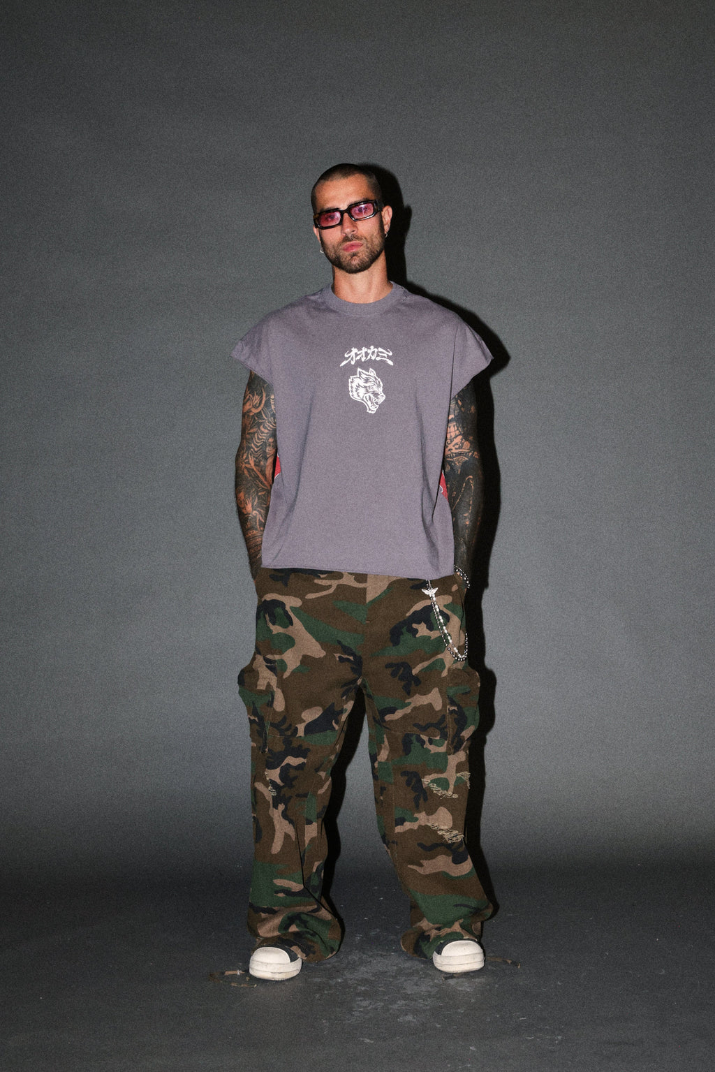 Our Code Distressed Grunge Cut Off Mid Length Raw Hem Tee in Slate Gray — imagem 5