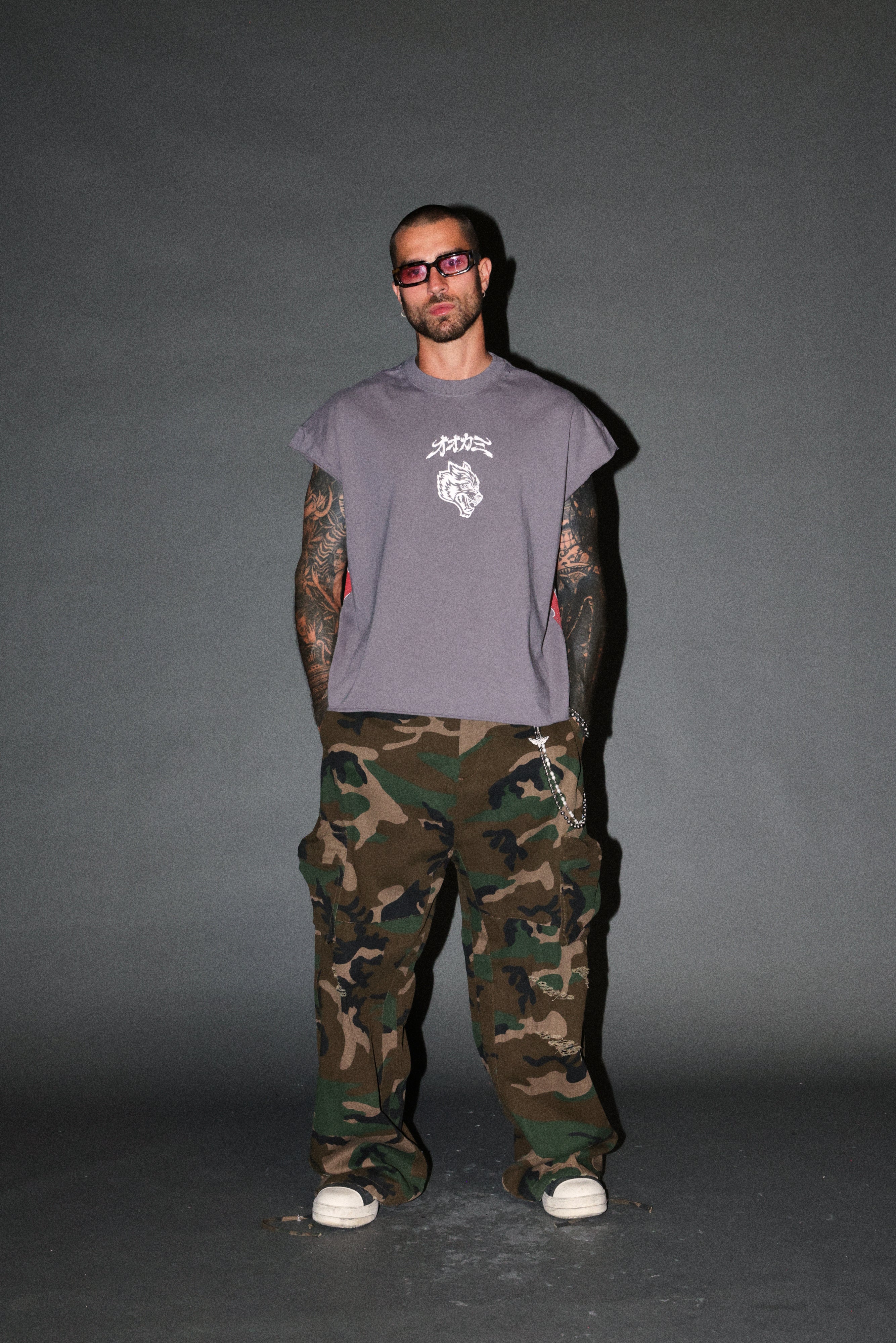 Our Code Distressed Grunge Cut Off Mid Length Raw Hem Tee in Slate Gray — imagem 5