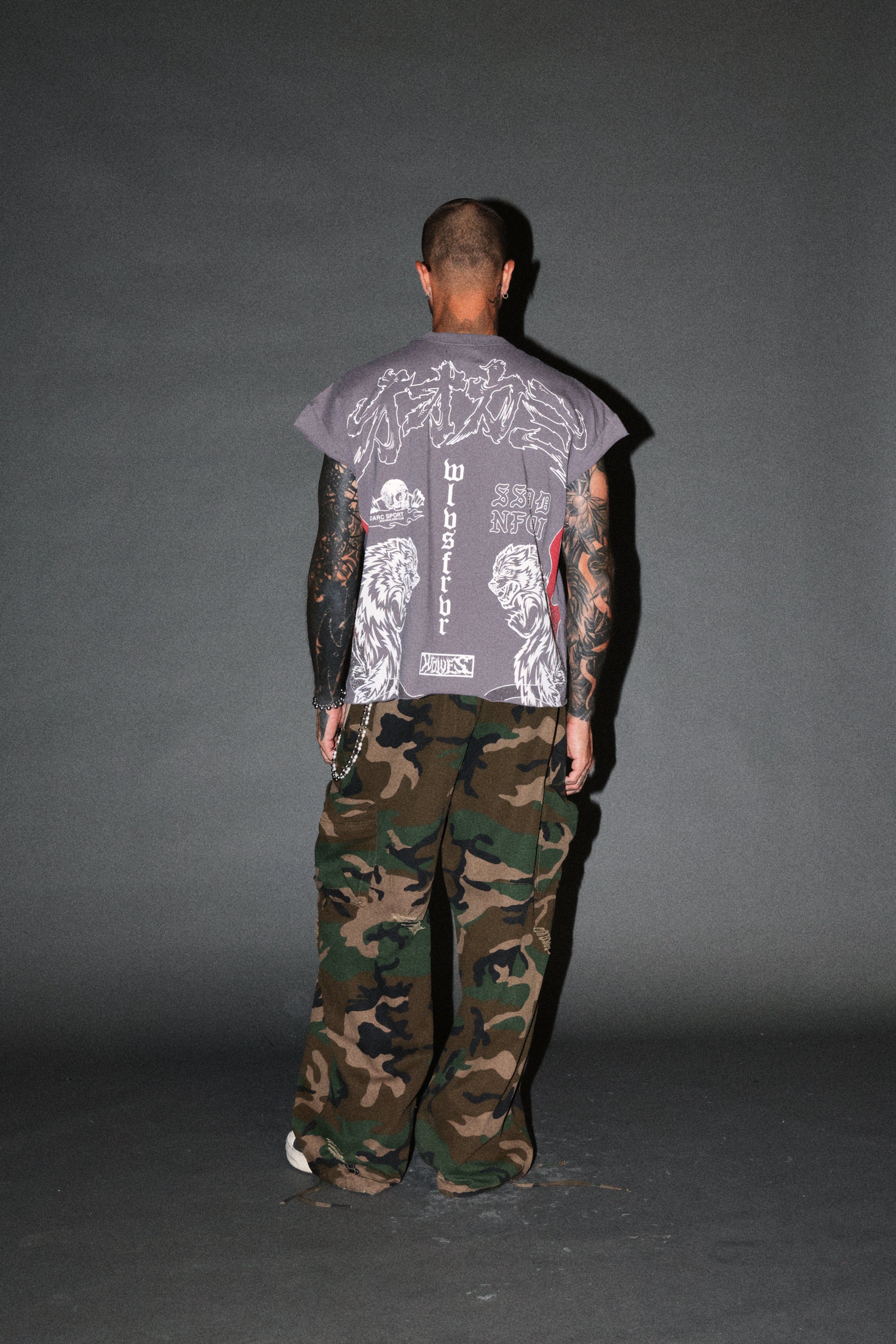 Our Code Distressed Grunge Cut Off Mid Length Raw Hem Tee in Slate Gray — imagem 6
