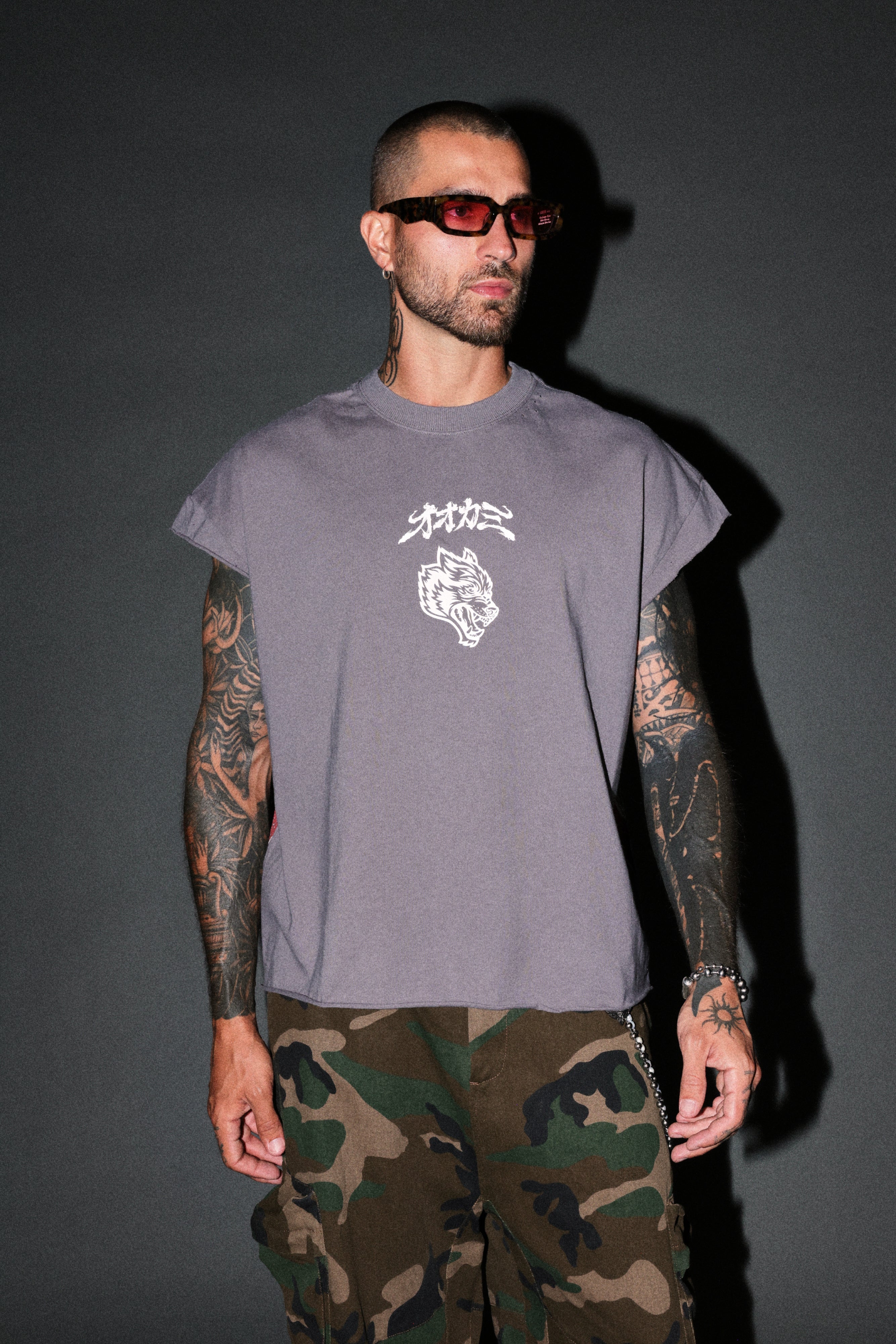Our Code Distressed Grunge Cut Off Mid Length Raw Hem Tee in Slate Gray — imagem 2
