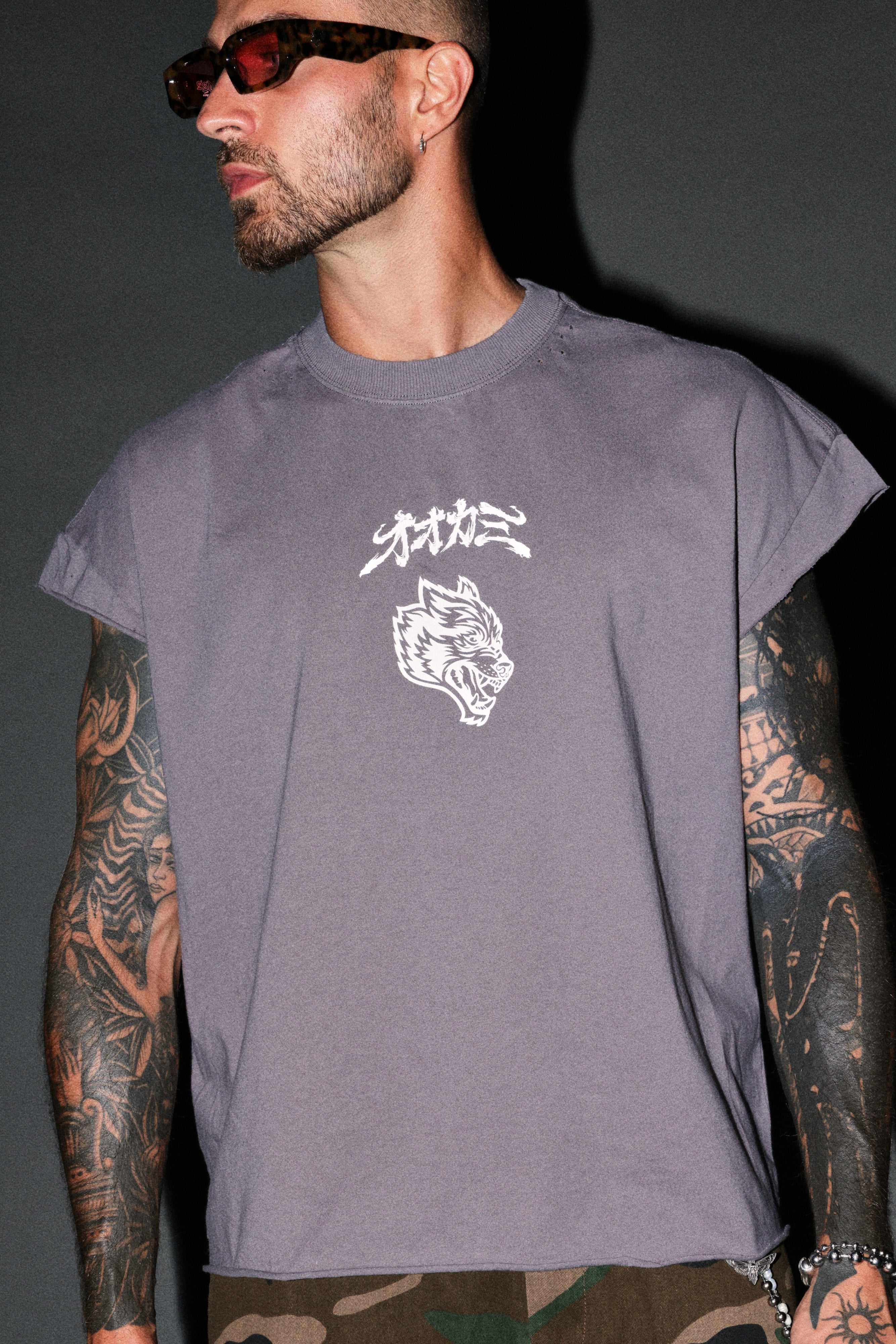 Our Code Distressed Grunge Cut Off Mid Length Raw Hem Tee in Slate Gray — imagem 7