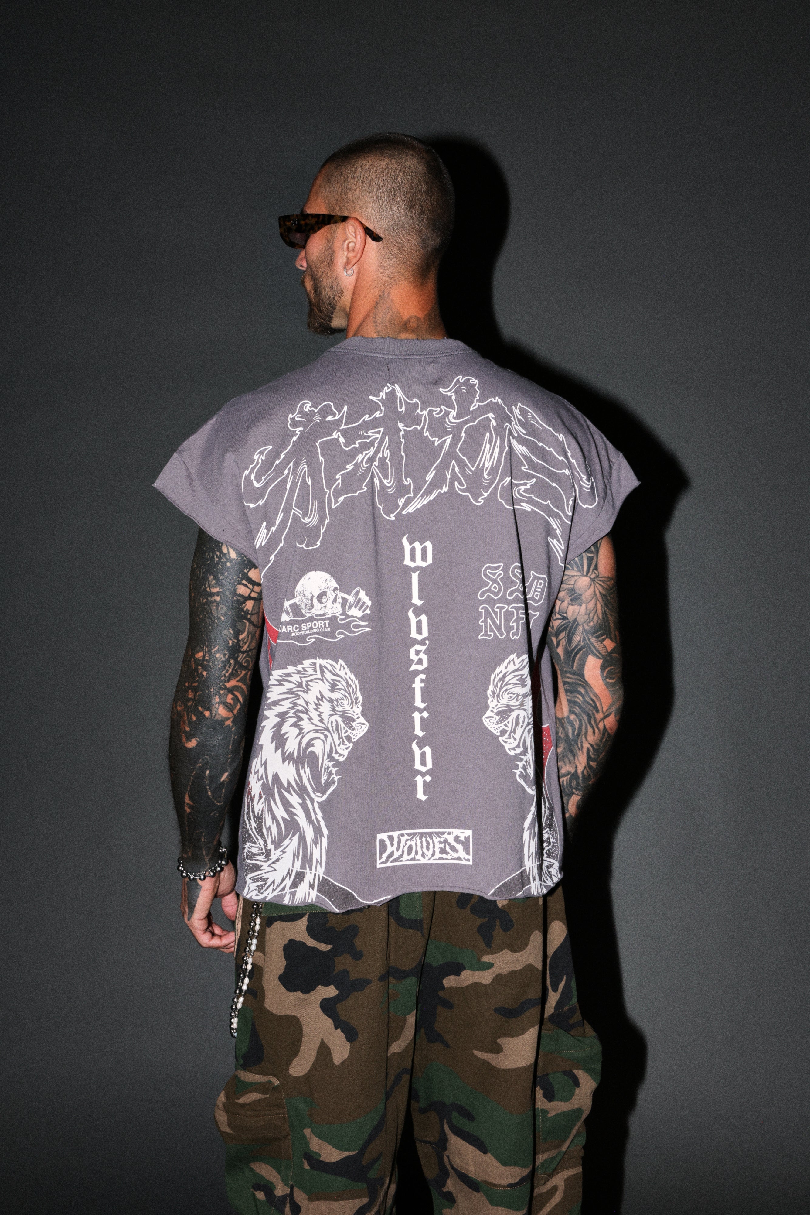 Our Code Distressed Grunge Cut Off Mid Length Raw Hem Tee in Slate Gray — imagem 4