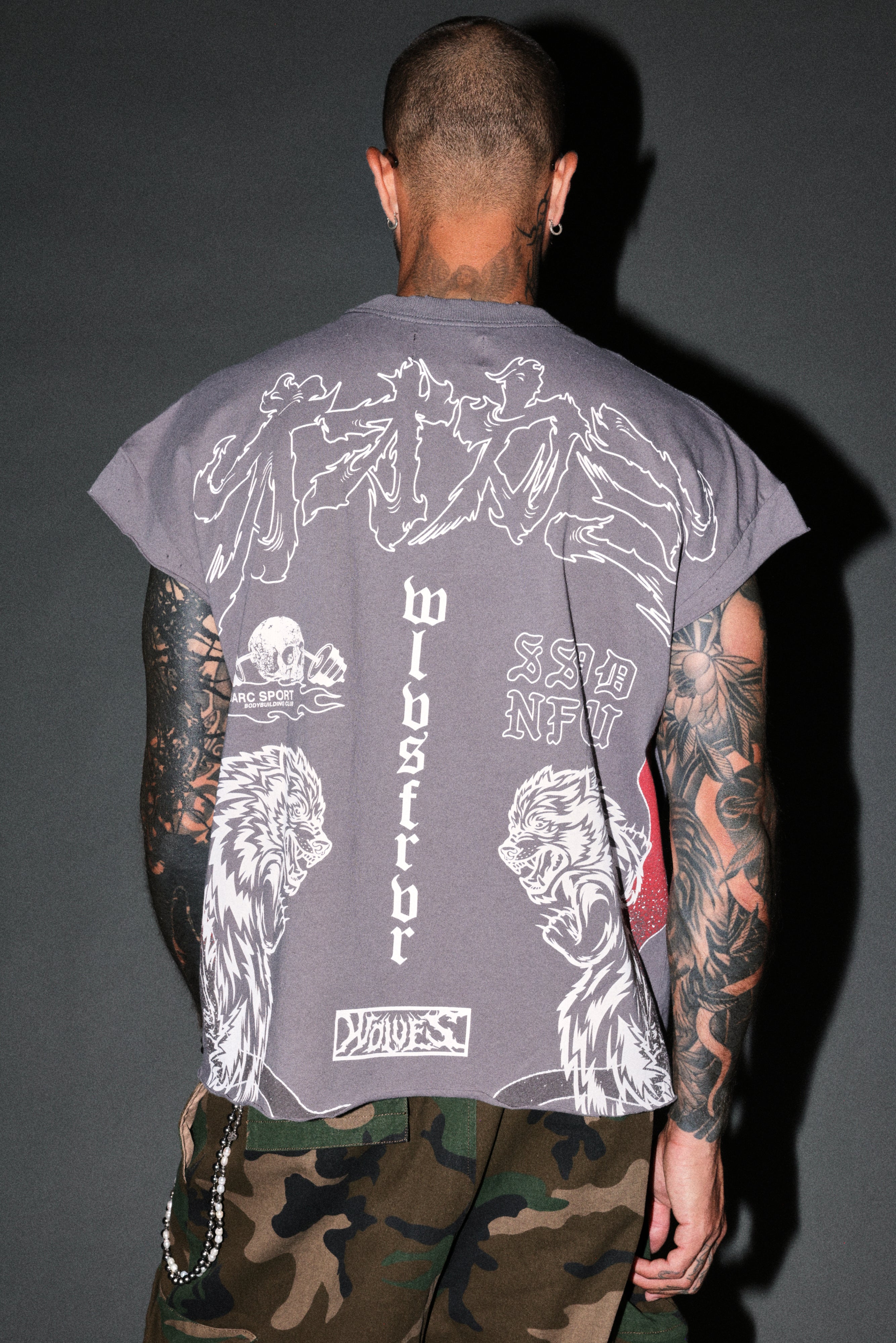 Our Code Distressed Grunge Cut Off Mid Length Raw Hem Tee in Slate Gray — imagem 8