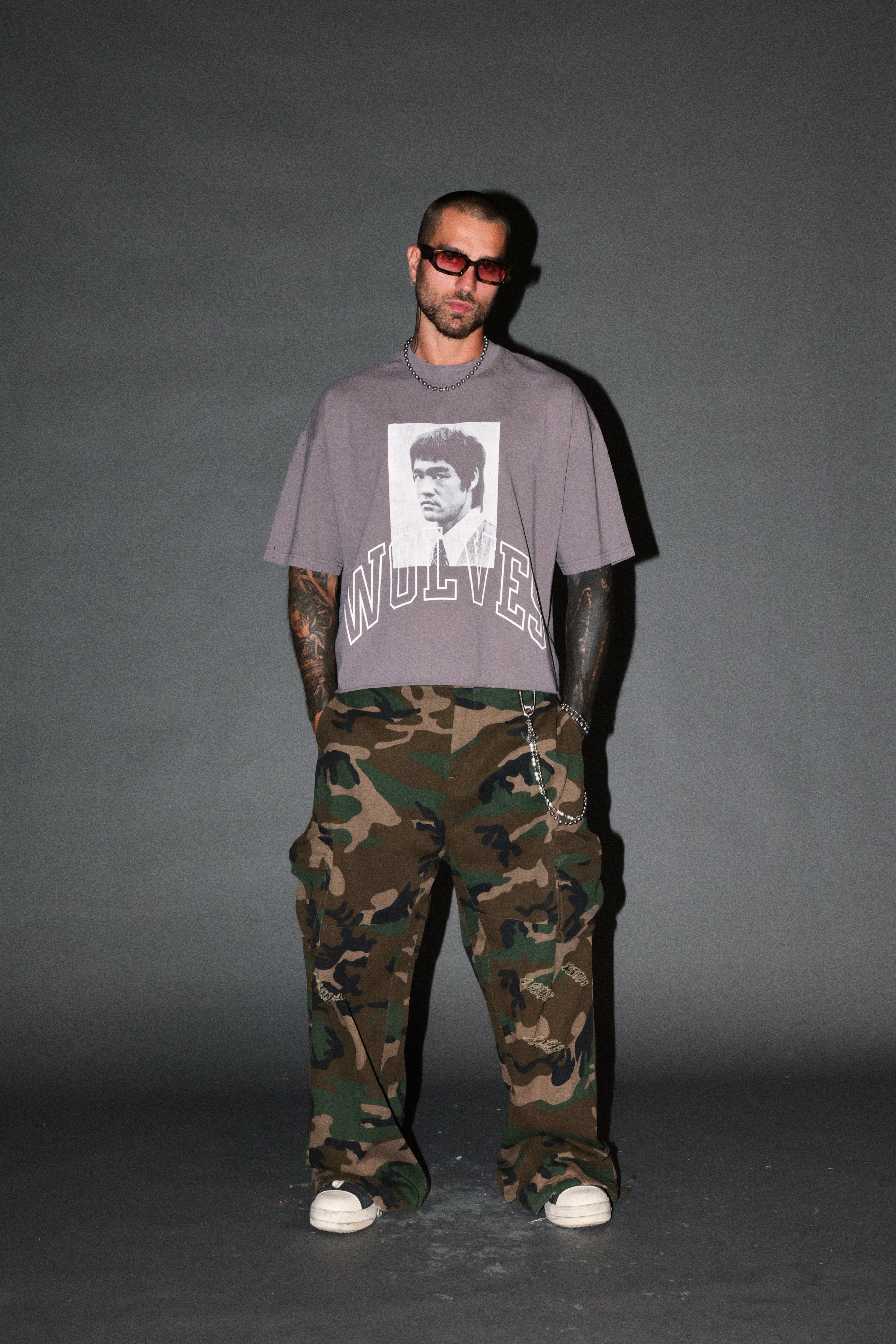 Bruce Lee Forever Distressed Grunge Box Cut Tee V2 in Slate Gray — imagem 5