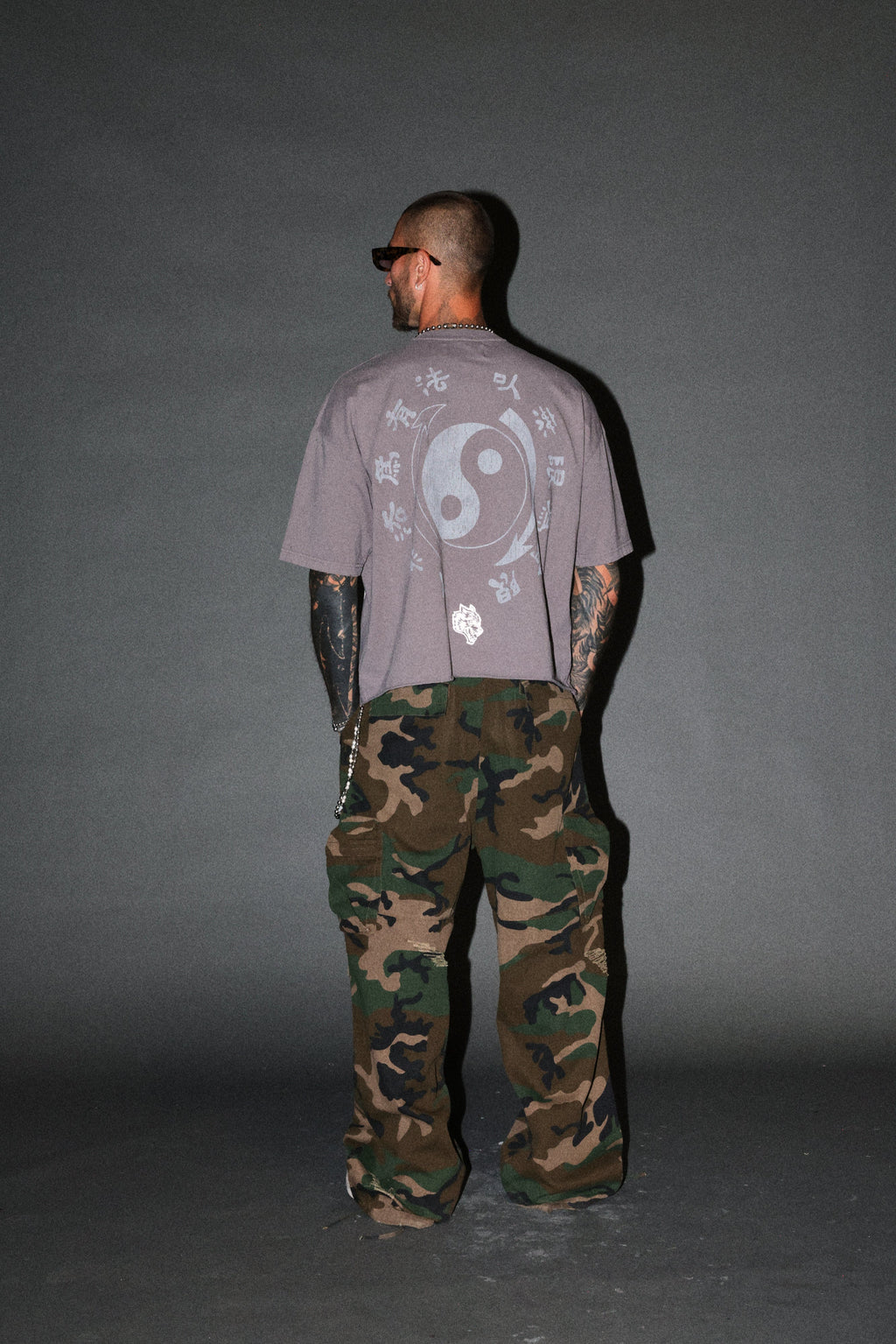 Bruce Lee Forever Distressed Grunge Box Cut Tee V2 in Slate Gray — imagem 6