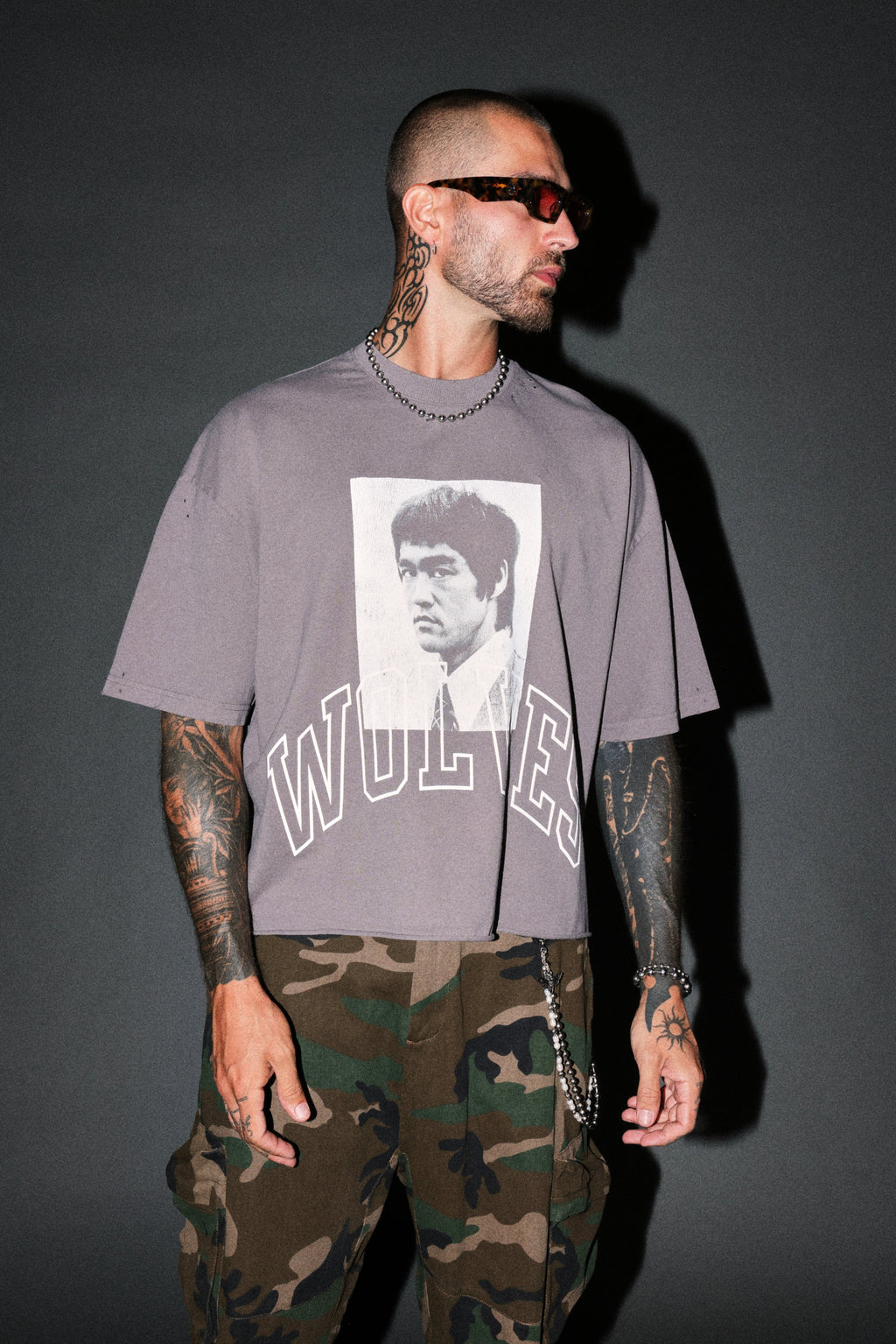 Bruce Lee Forever Distressed Grunge Box Cut Tee V2 in Slate Gray — imagem 4