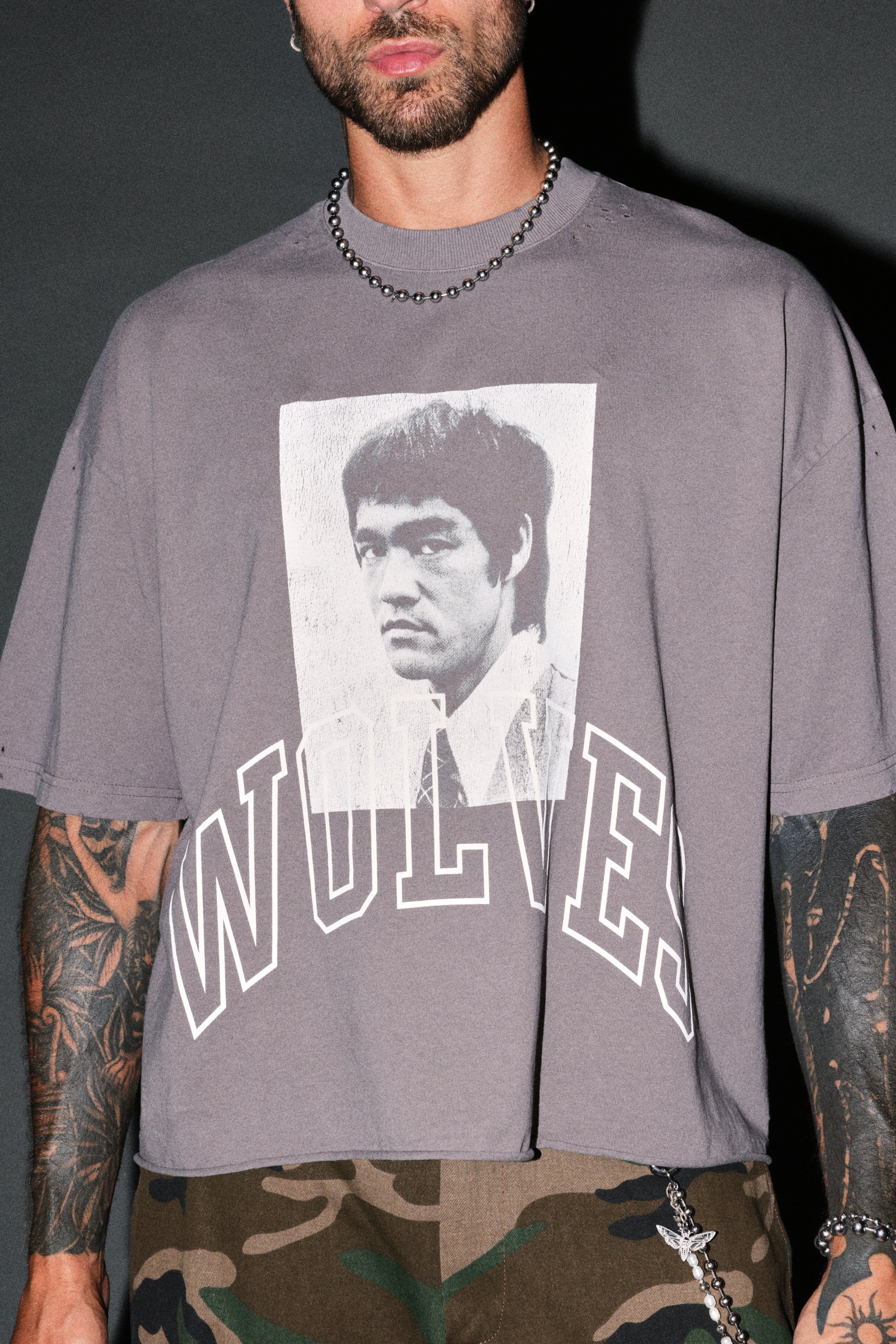Bruce Lee Forever Distressed Grunge Box Cut Tee V2 in Slate Gray — imagem 7