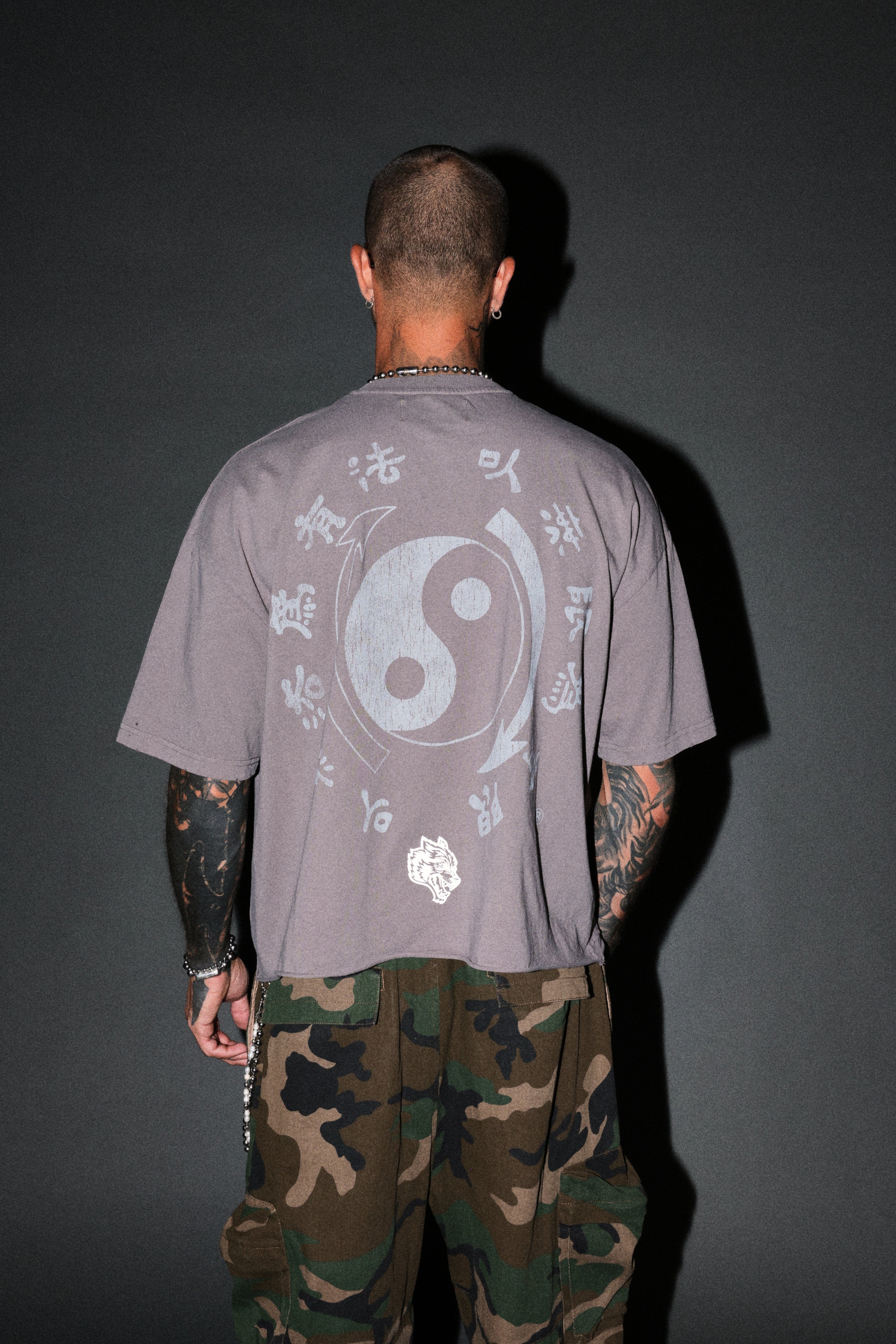 Bruce Lee Forever Distressed Grunge Box Cut Tee V2 in Slate Gray — imagem 2