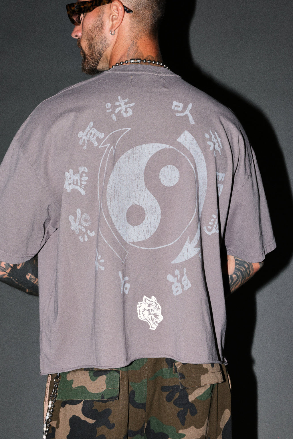 Bruce Lee Forever Distressed Grunge Box Cut Tee V2 in Slate Gray — imagem 8