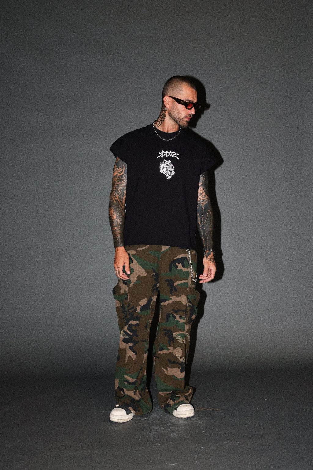 Our Code Distressed Grunge Cut Off Mid Length Raw Hem Tee in Black — imagem 5