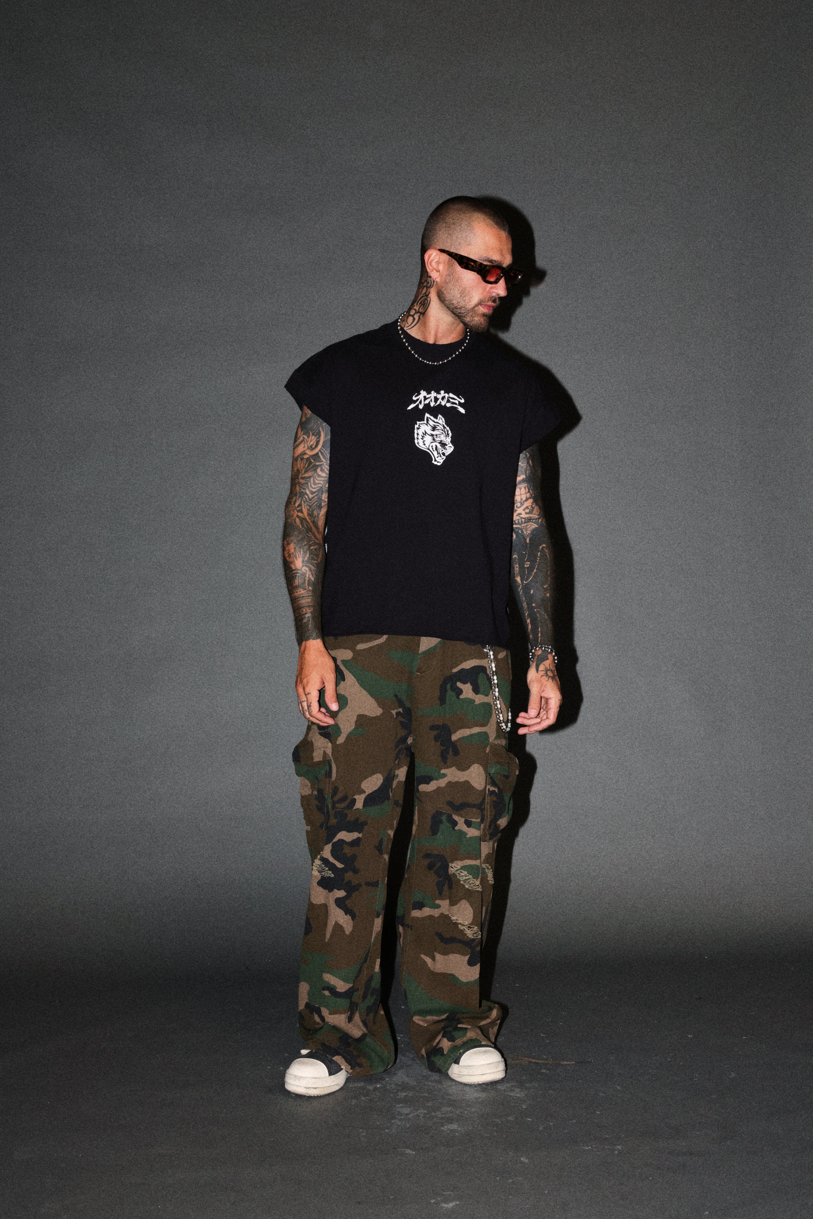 Our Code Distressed Grunge Cut Off Mid Length Raw Hem Tee in Black — imagem 5