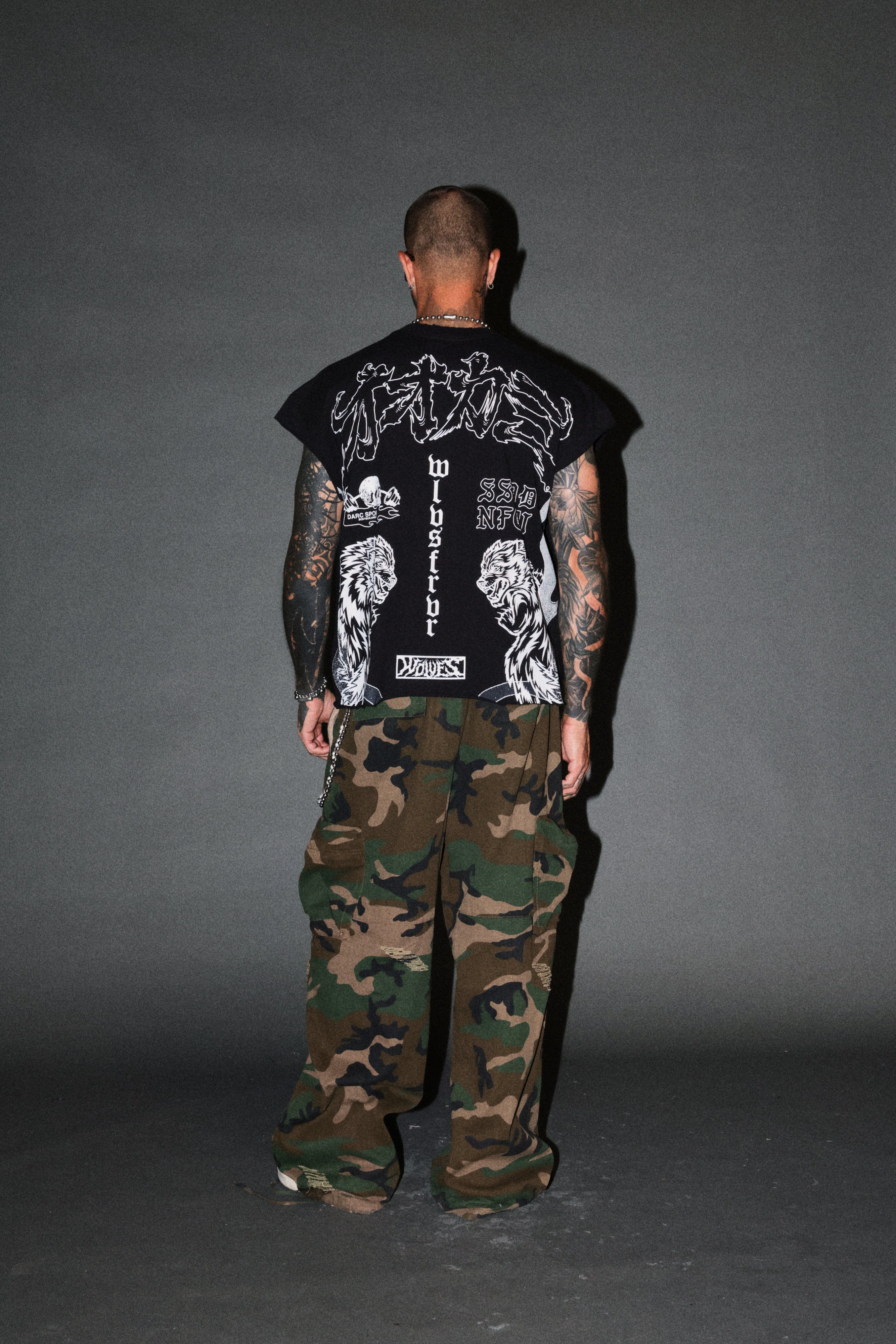 Our Code Distressed Grunge Cut Off Mid Length Raw Hem Tee in Black — imagem 6