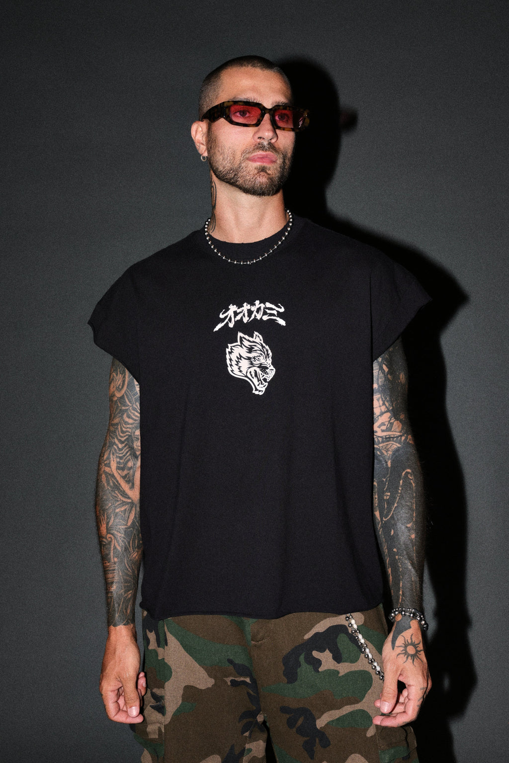 Our Code Distressed Grunge Cut Off Mid Length Raw Hem Tee in Black — imagem 2