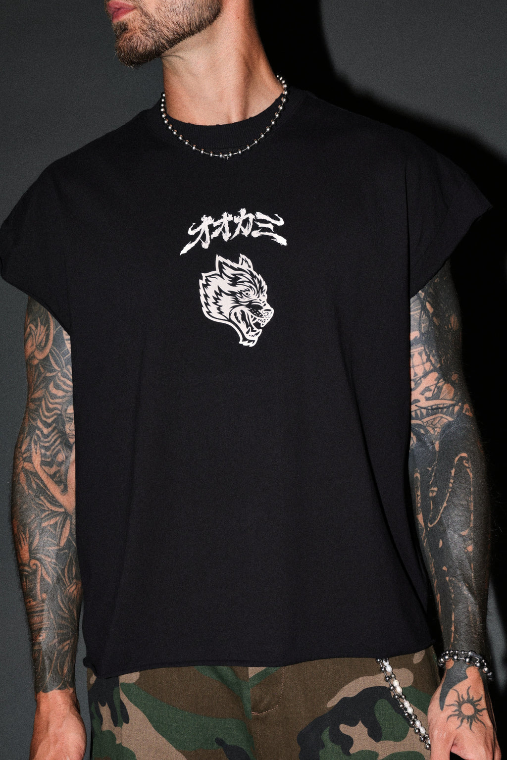 Our Code Distressed Grunge Cut Off Mid Length Raw Hem Tee in Black — imagem 7