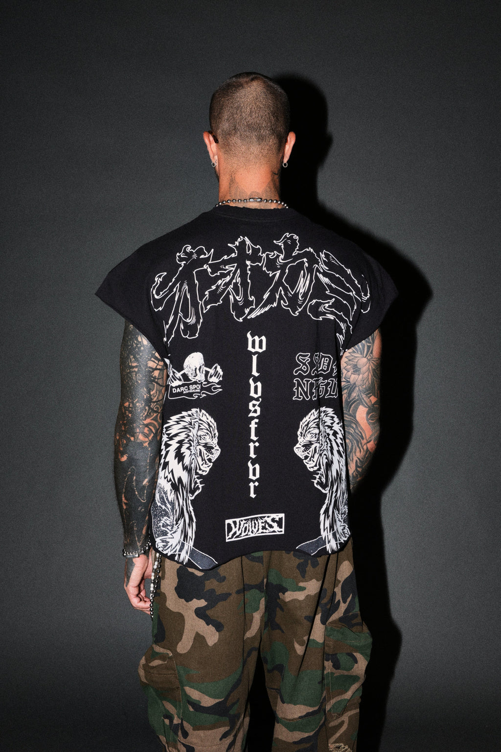 Our Code Distressed Grunge Cut Off Mid Length Raw Hem Tee in Black — imagem 4