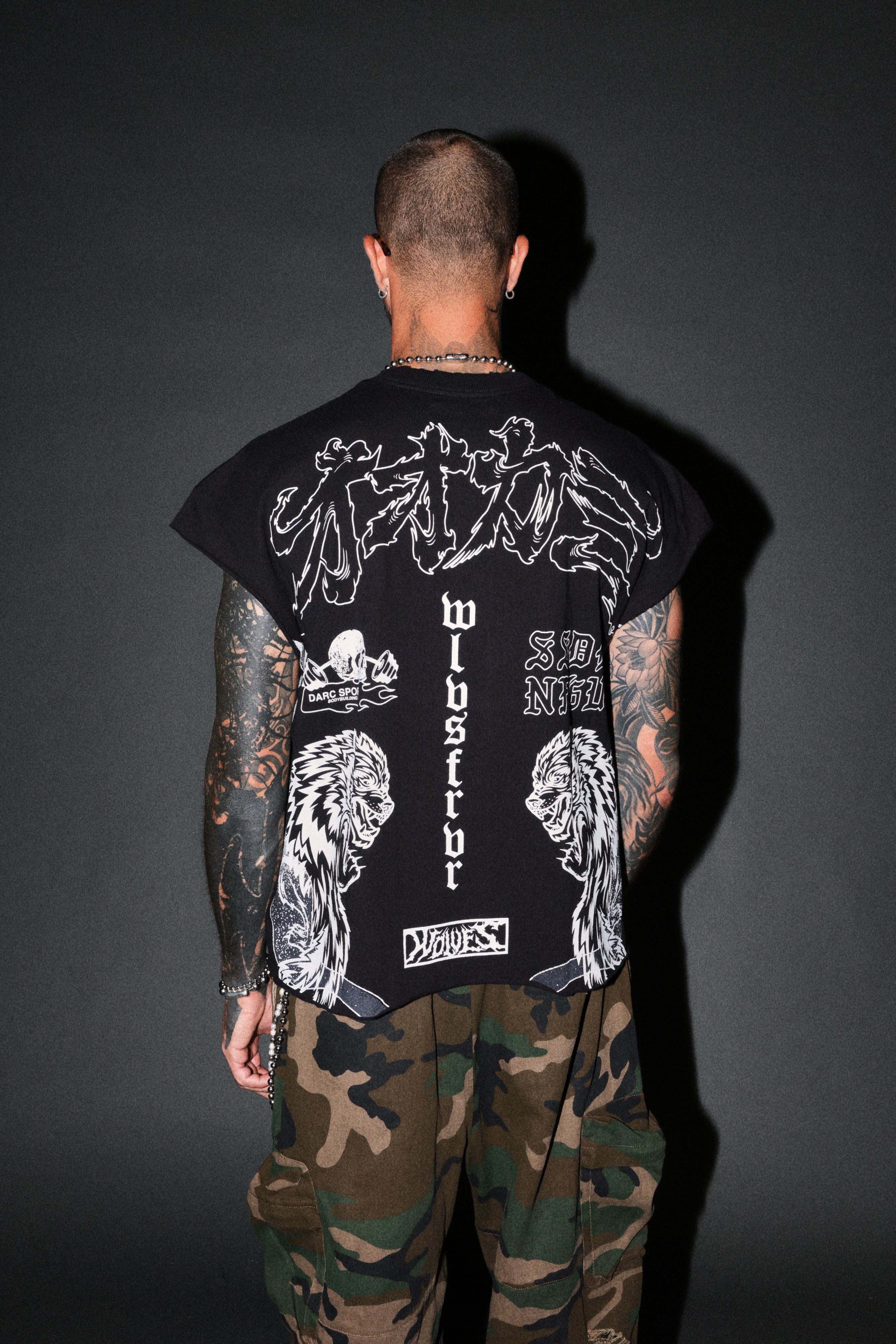 Our Code Distressed Grunge Cut Off Mid Length Raw Hem Tee in Black — imagem 4