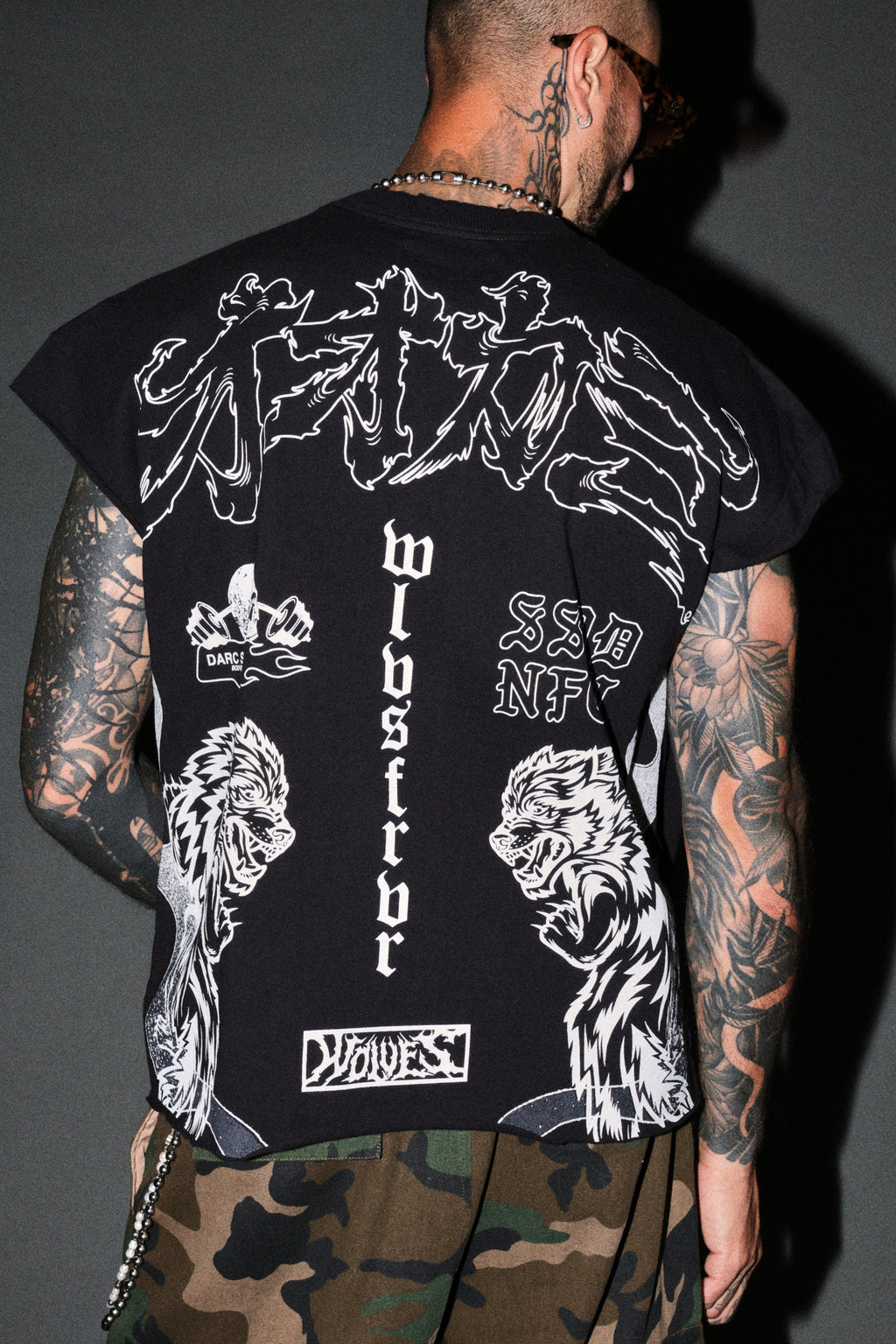 Our Code Distressed Grunge Cut Off Mid Length Raw Hem Tee in Black — imagem 8