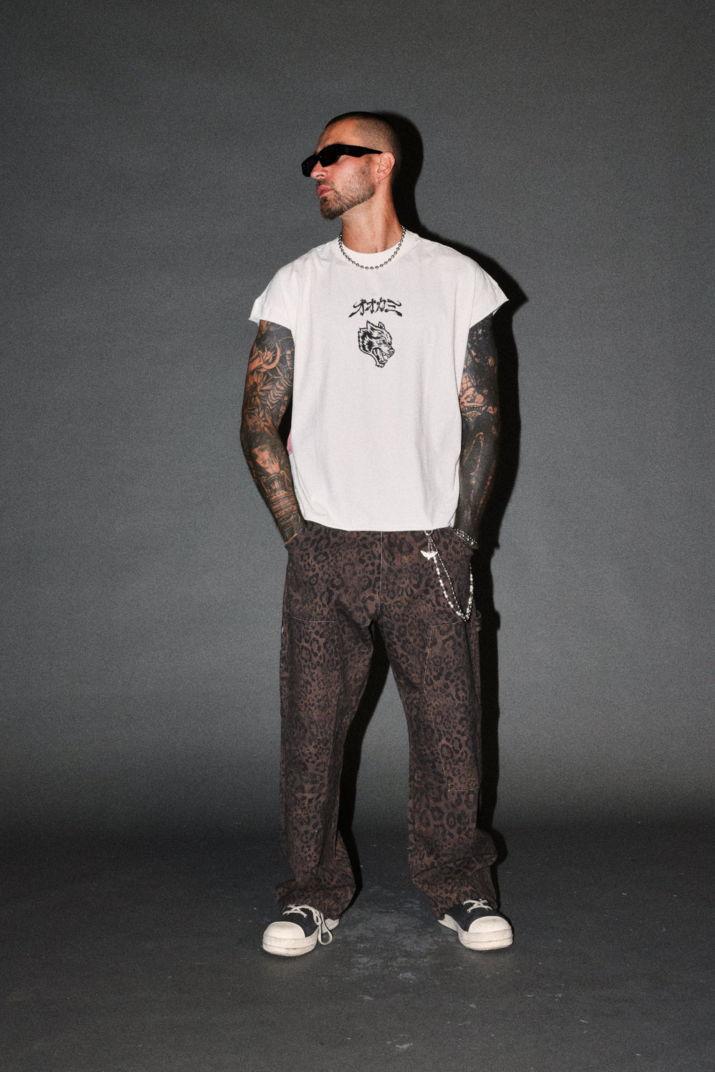 Our Code Distressed Grunge Cut Off Mid Length Raw Hem Tee in Cream — imagem 5