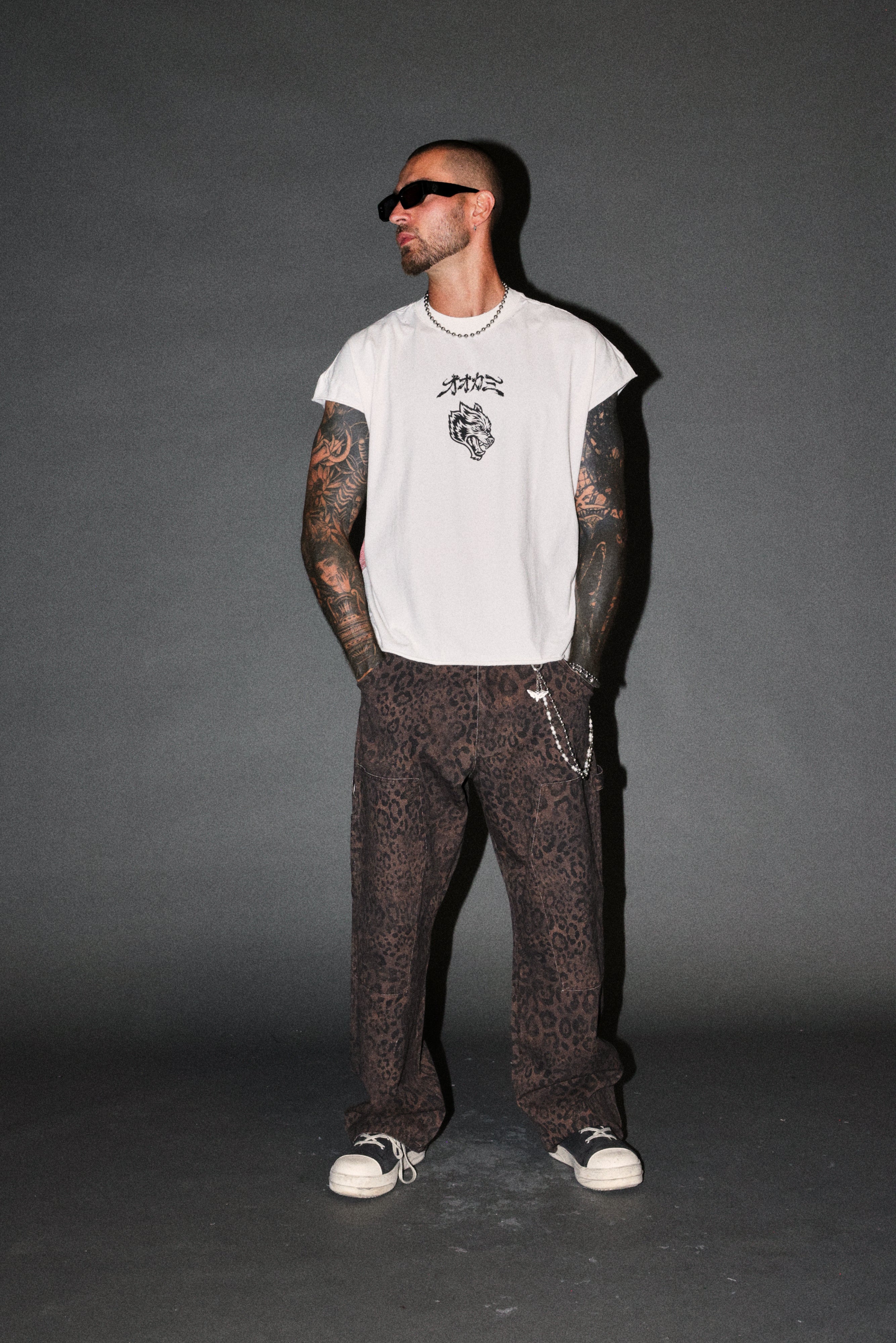 Our Code Distressed Grunge Cut Off Mid Length Raw Hem Tee in Cream — imagem 5