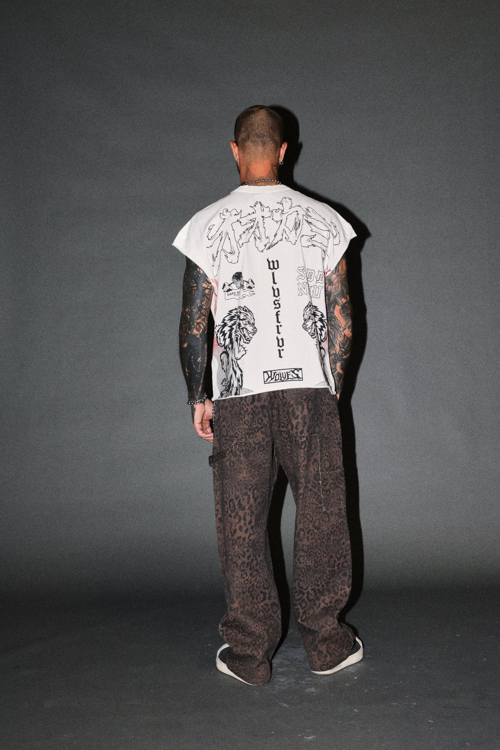Our Code Distressed Grunge Cut Off Mid Length Raw Hem Tee in Cream — imagem 6