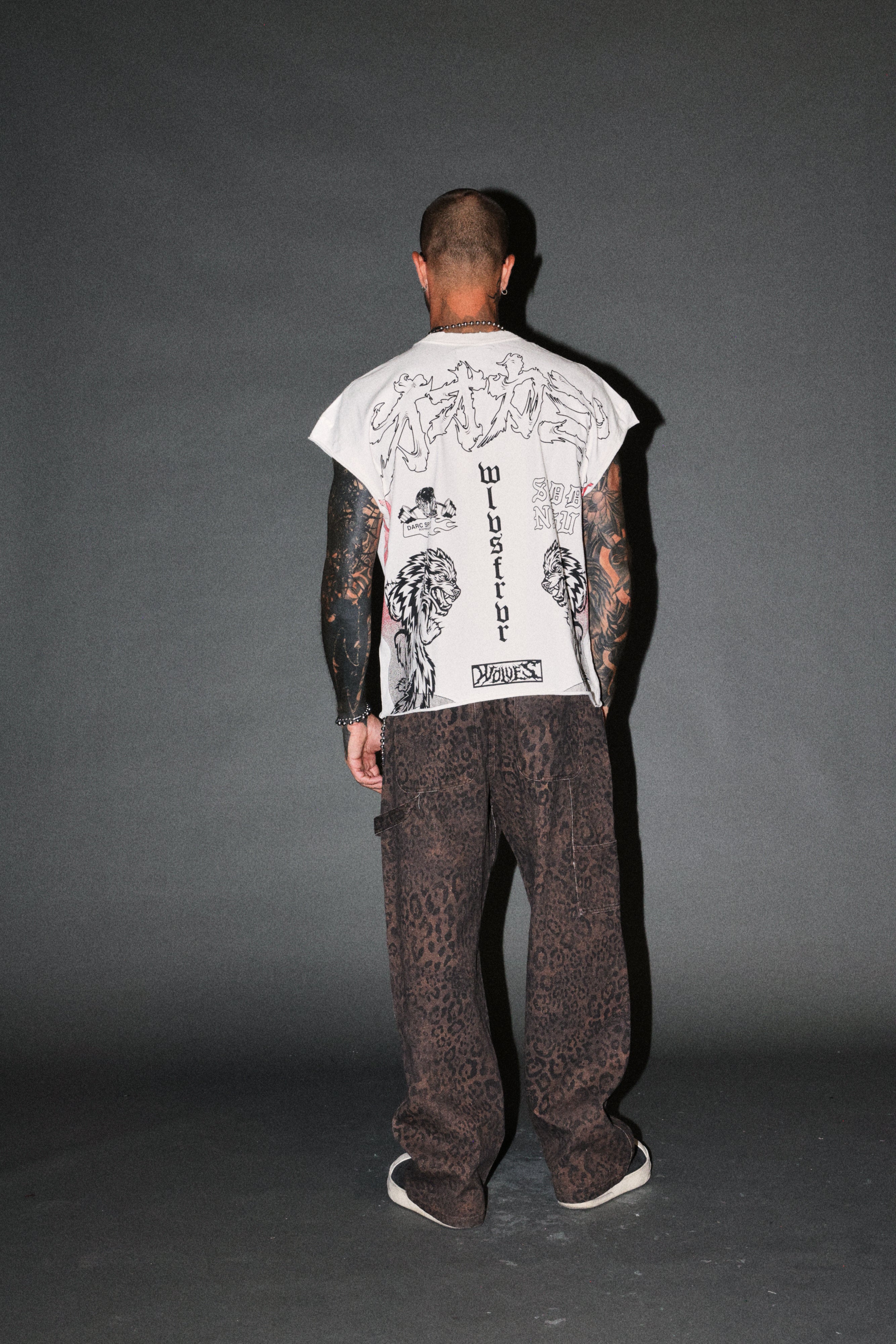 Our Code Distressed Grunge Cut Off Mid Length Raw Hem Tee in Cream — imagem 6