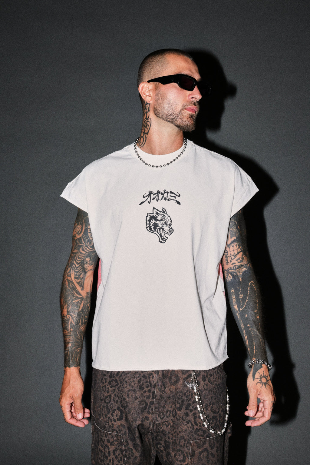 Our Code Distressed Grunge Cut Off Mid Length Raw Hem Tee in Cream — imagem 2