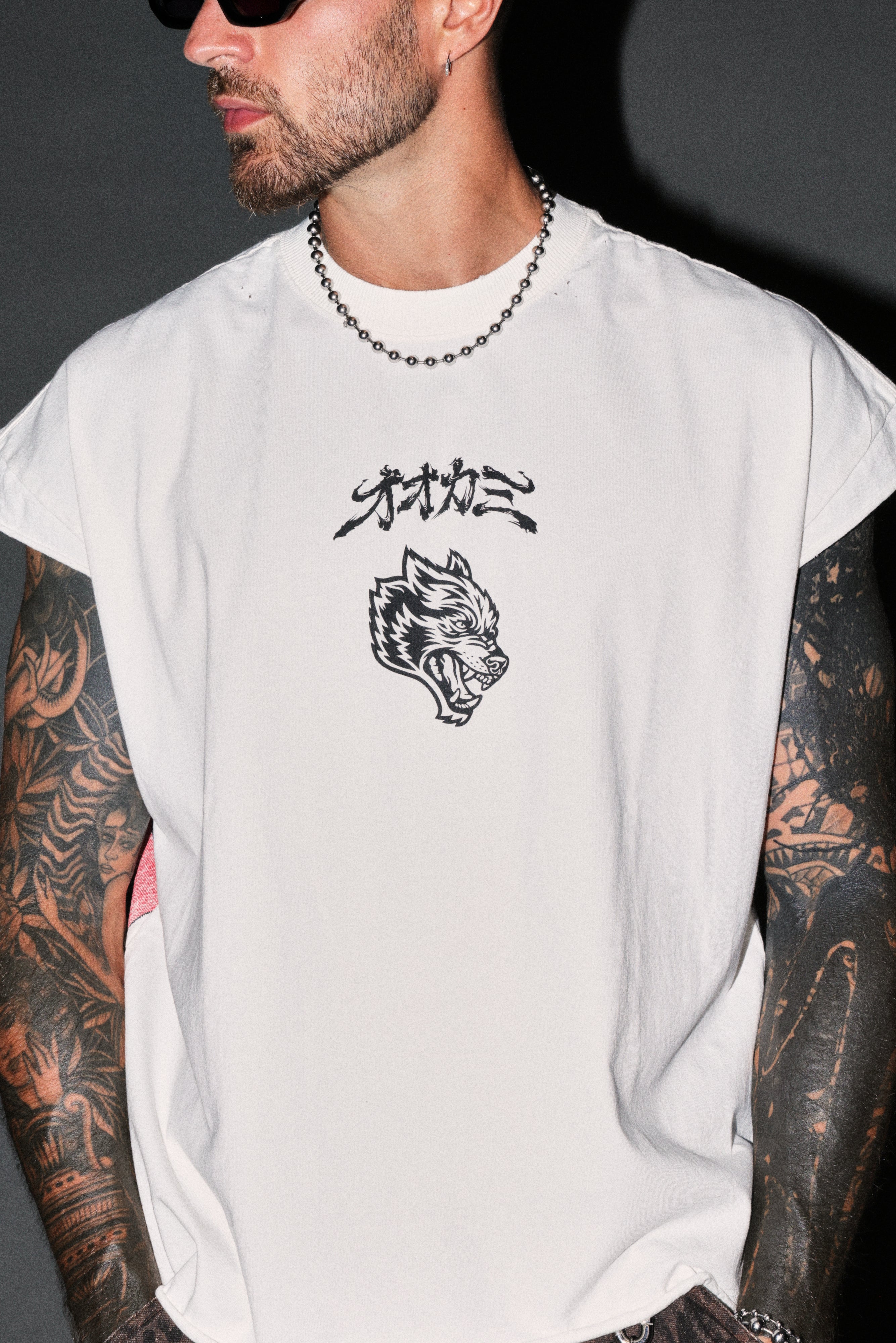 Our Code Distressed Grunge Cut Off Mid Length Raw Hem Tee in Cream — imagem 7