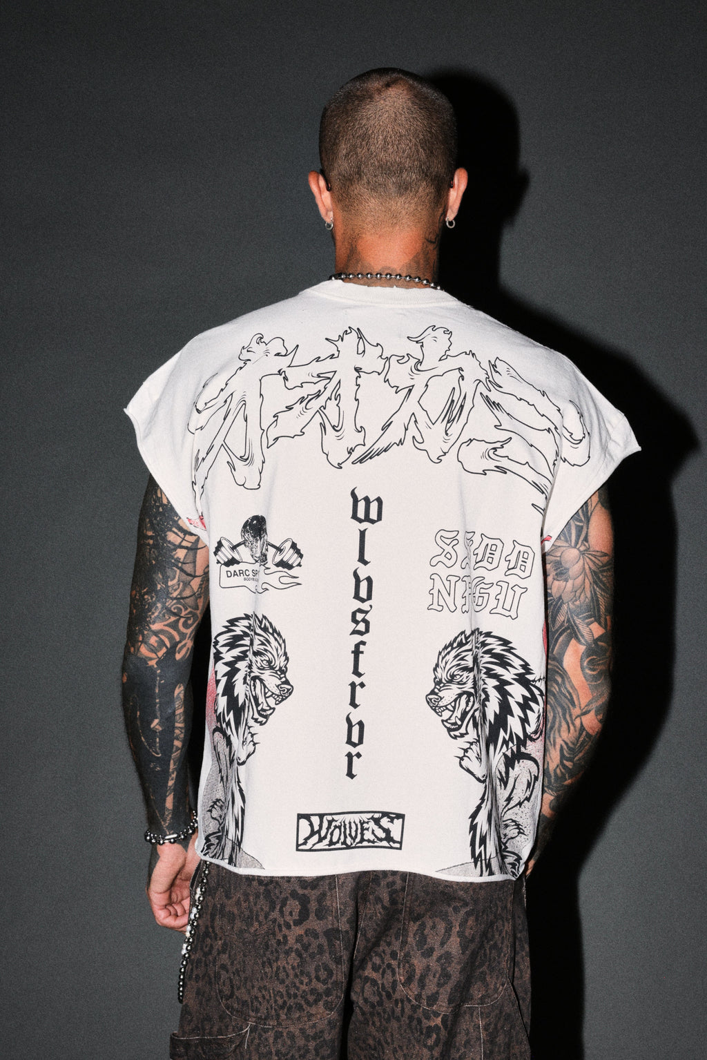 Our Code Distressed Grunge Cut Off Mid Length Raw Hem Tee in Cream — imagem 4