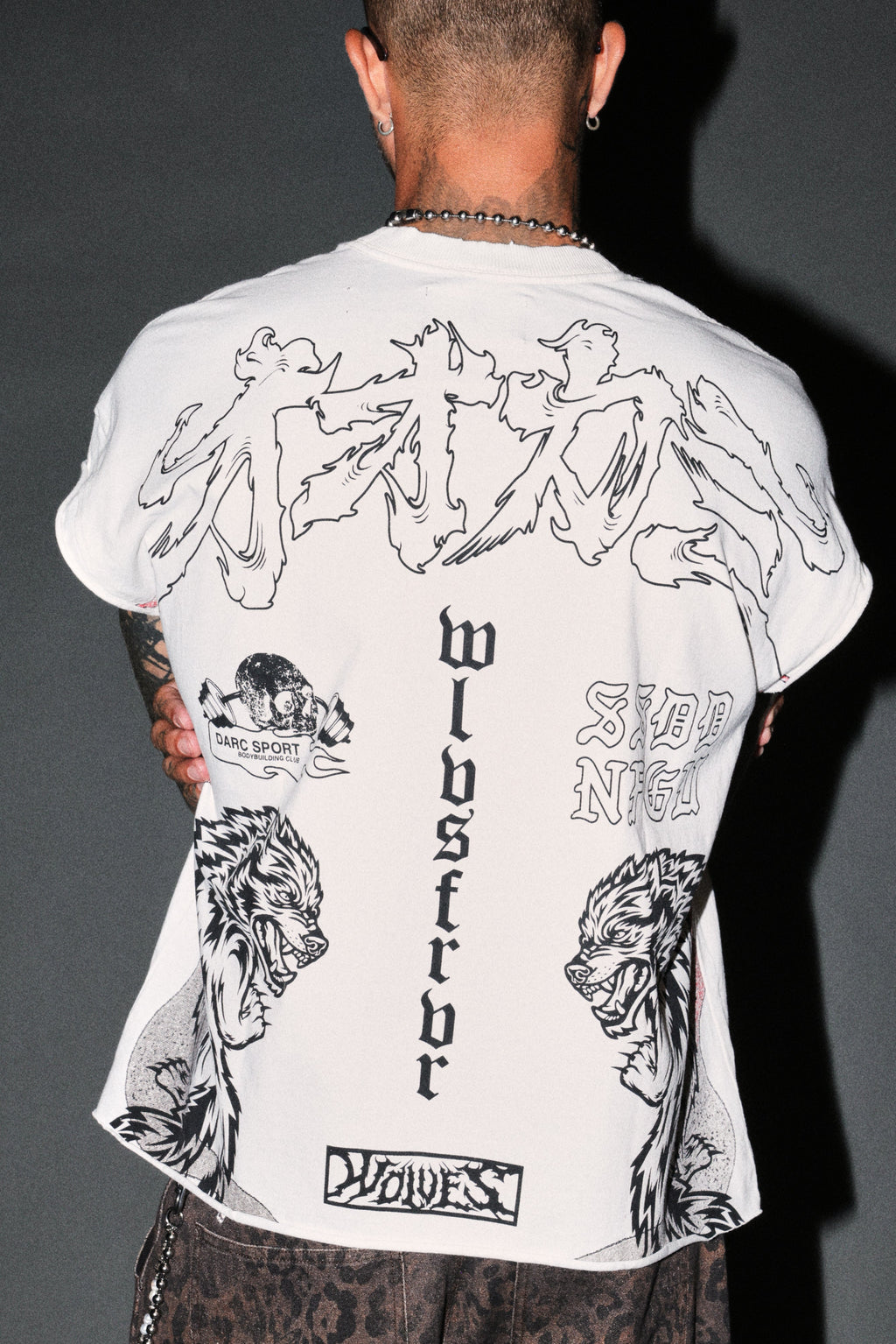 Our Code Distressed Grunge Cut Off Mid Length Raw Hem Tee in Cream — imagem 8