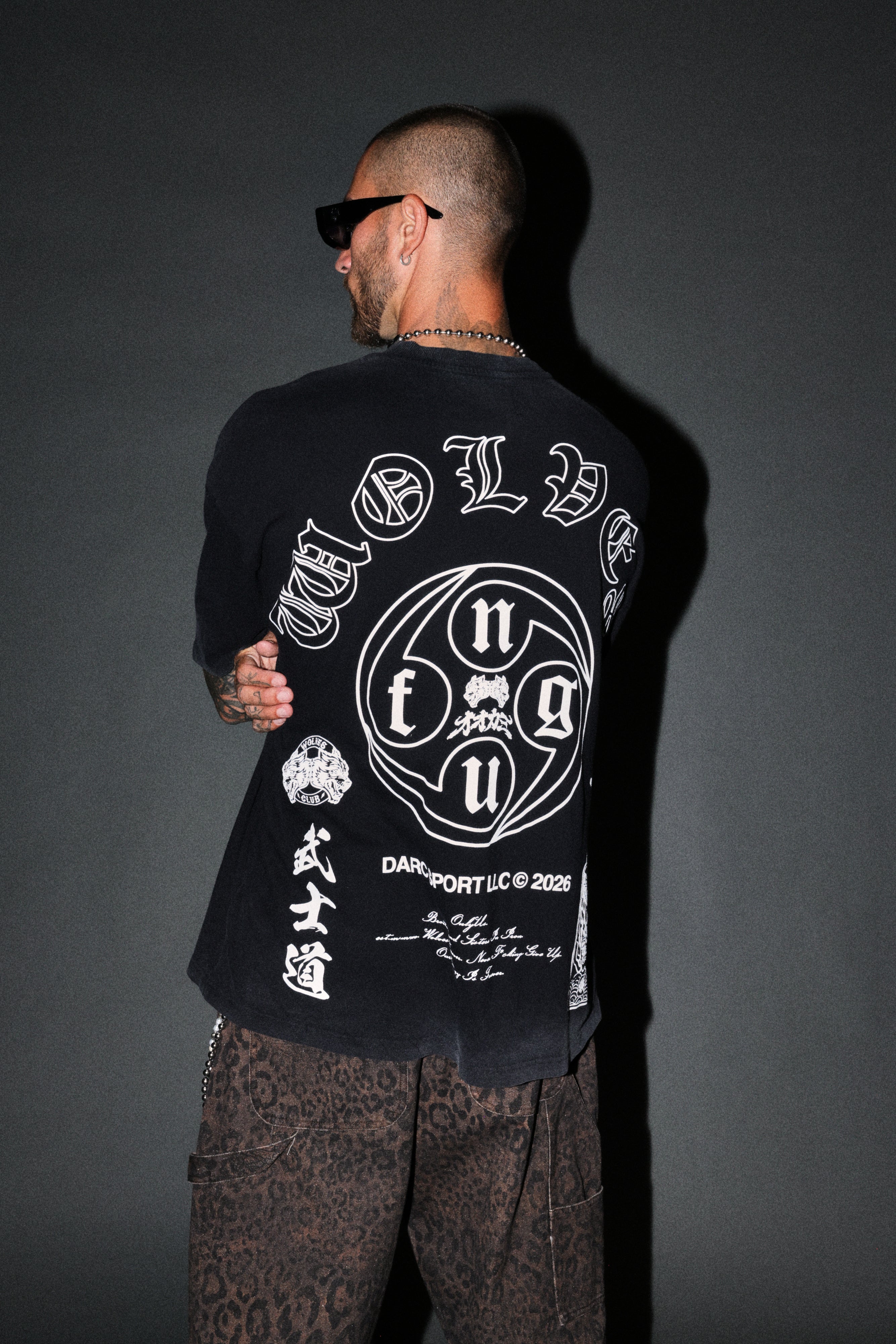 Kazoku Okami Premium Oversized Tee in Black — imagem 4