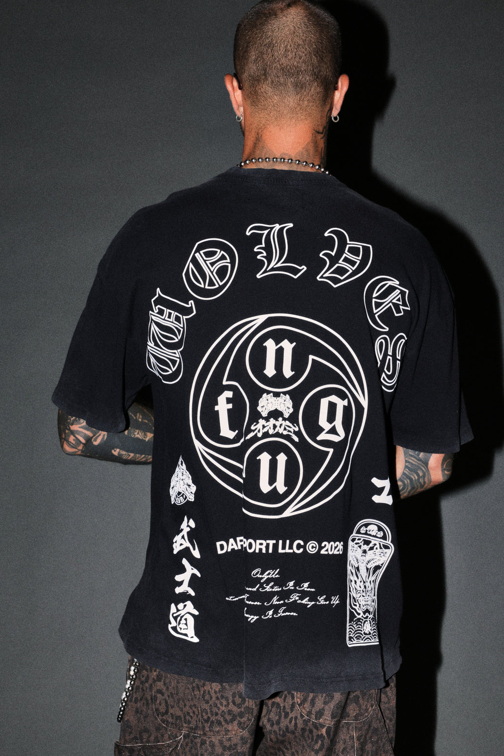 Kazoku Okami Premium Oversized Tee in Black — imagem 8