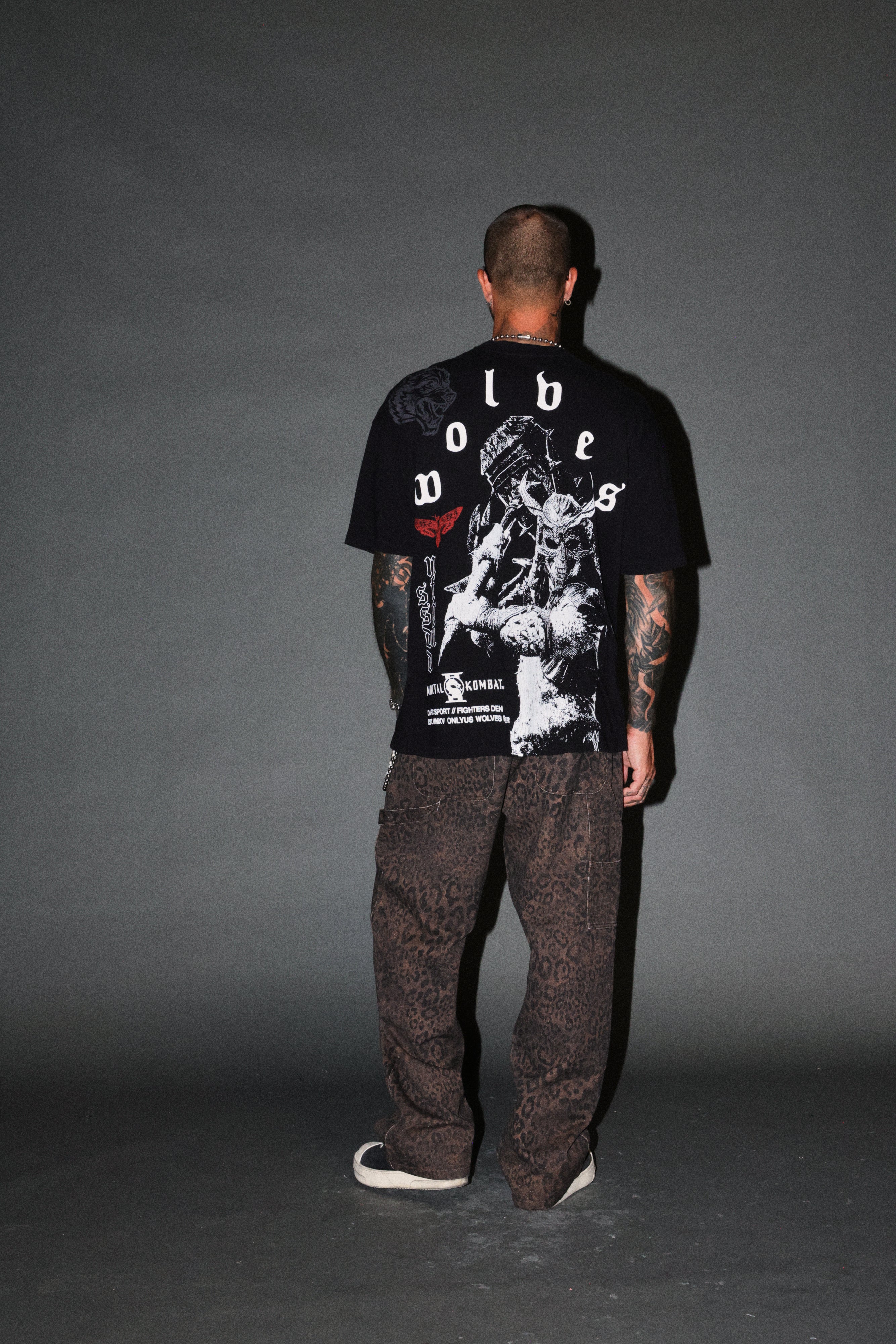 Shao Kahn Premium Oversized Tee in Black — imagem 6