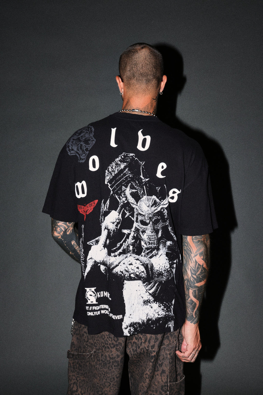 Shao Kahn Premium Oversized Tee in Black — imagem 4