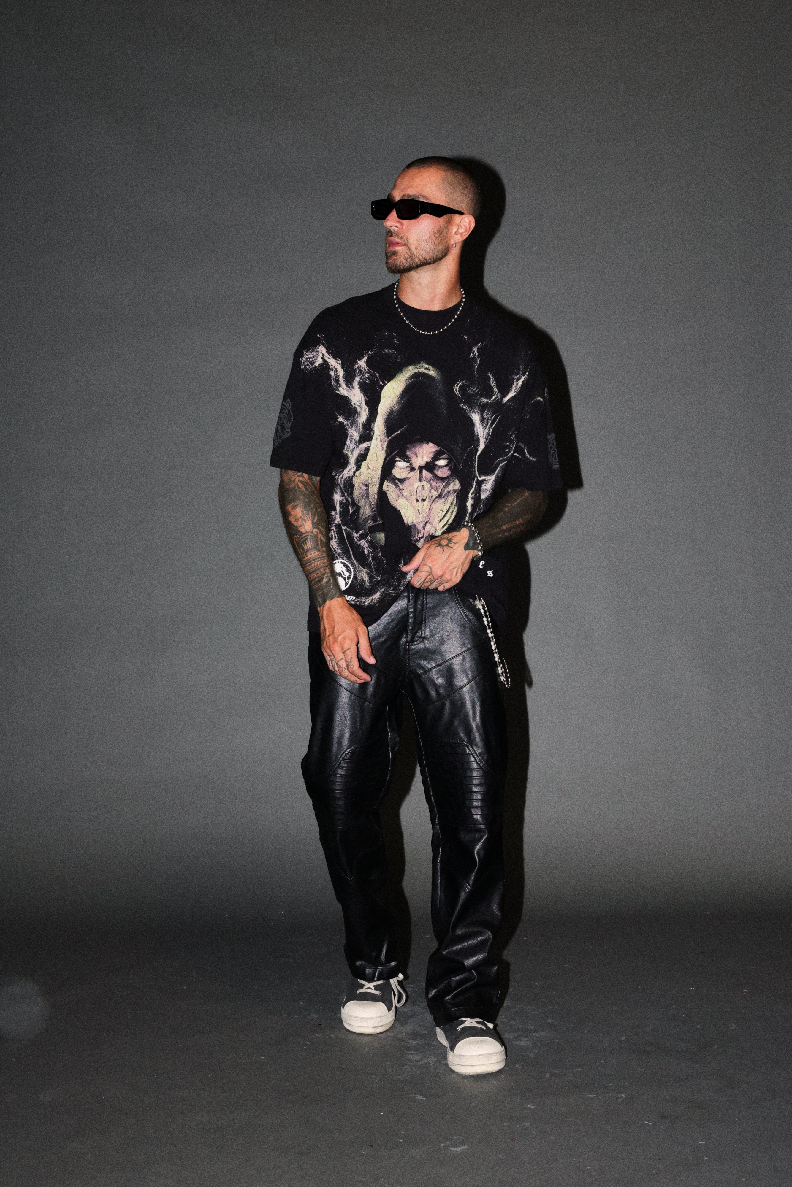 Scorpion Fire Premium Oversized Tee in Black — imagem 5