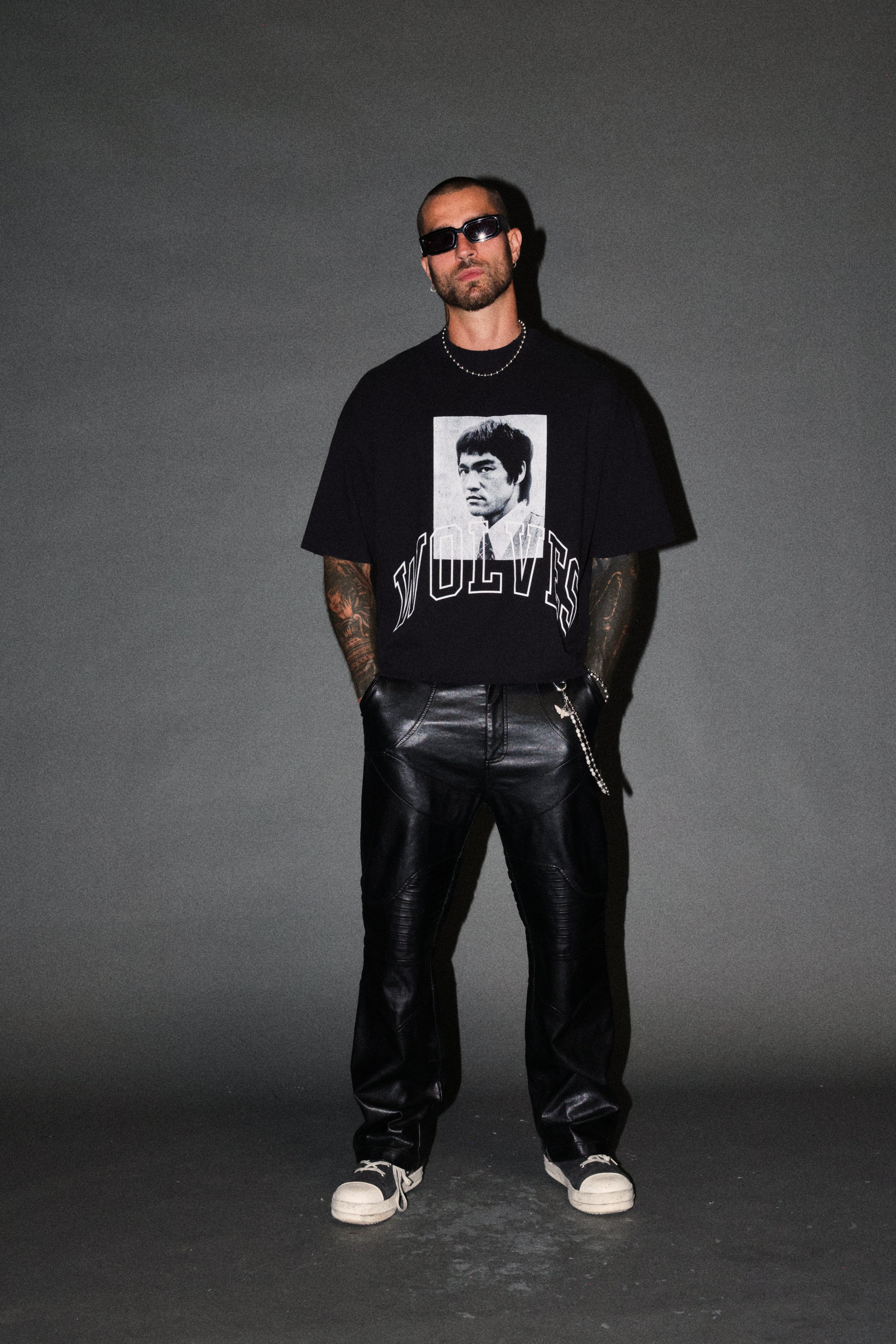 Bruce Lee Forever Distressed Grunge Box Cut Tee V2 in Black — imagem 5
