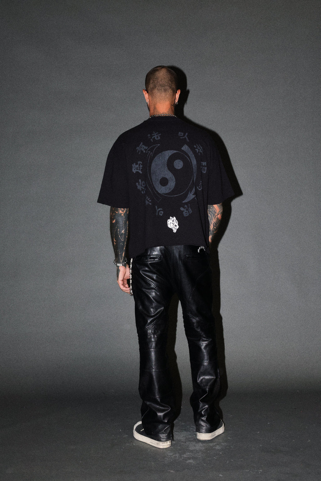 Bruce Lee Forever Distressed Grunge Box Cut Tee V2 in Black — imagem 6