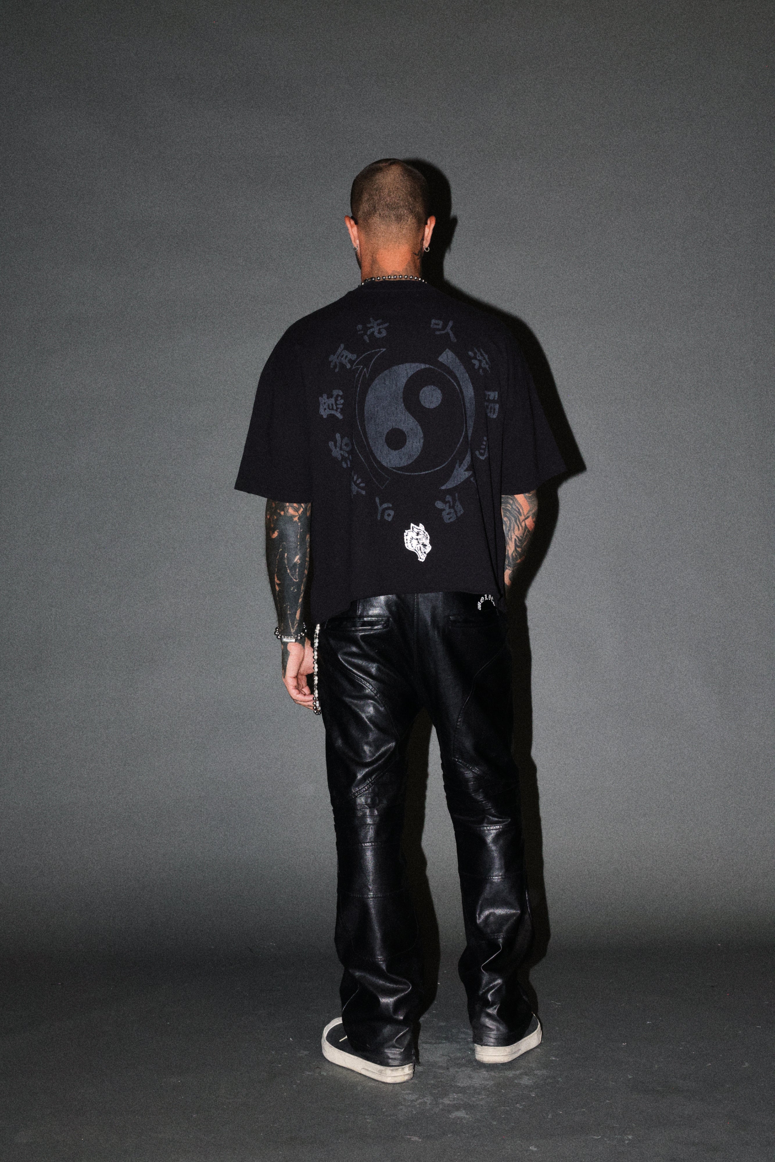 Bruce Lee Forever Distressed Grunge Box Cut Tee V2 in Black — imagem 6