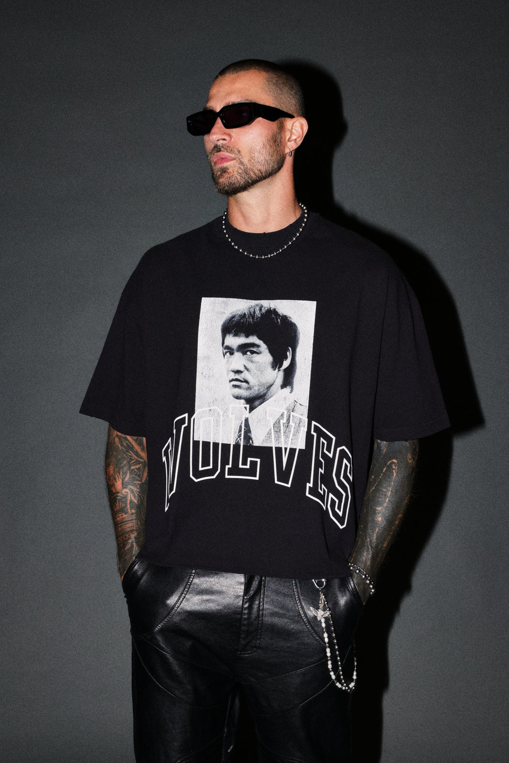 Bruce Lee Forever Distressed Grunge Box Cut Tee V2 in Black — imagem 4