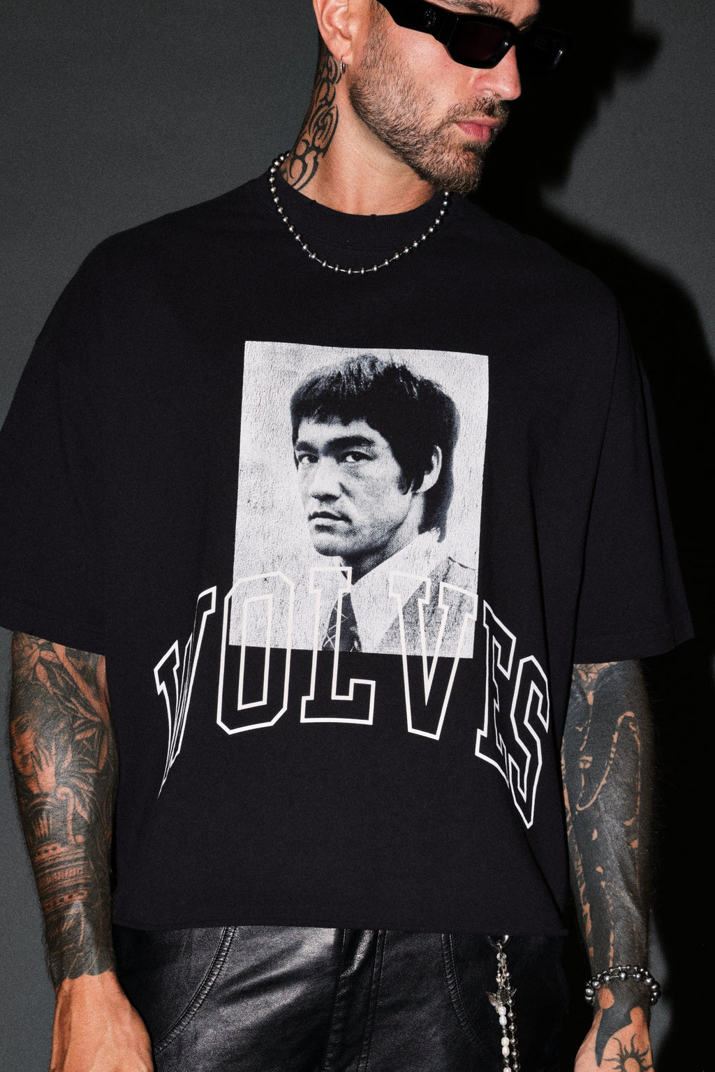 Bruce Lee Forever Distressed Grunge Box Cut Tee V2 in Black — imagem 7