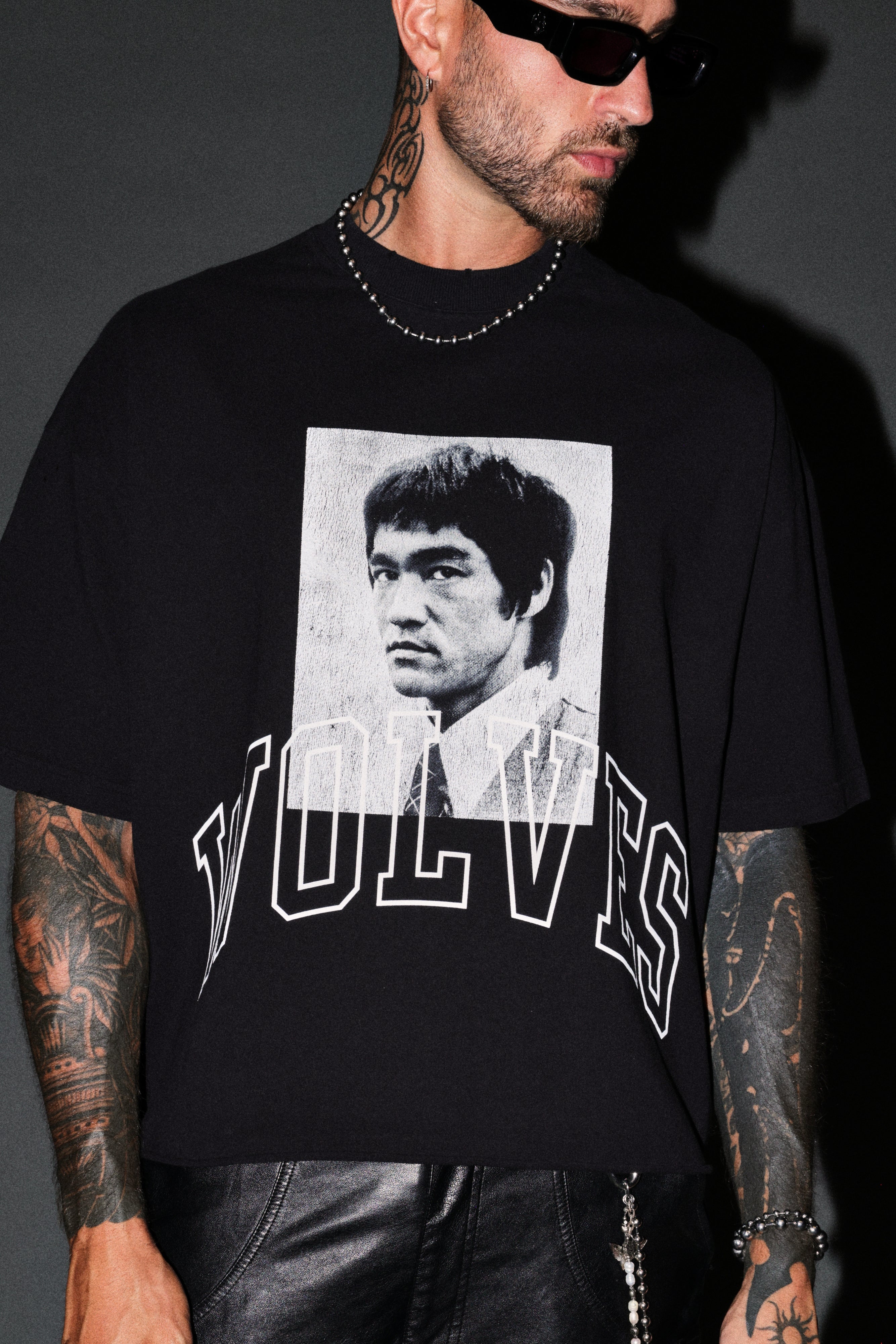 Bruce Lee Forever Distressed Grunge Box Cut Tee V2 in Black — imagem 7