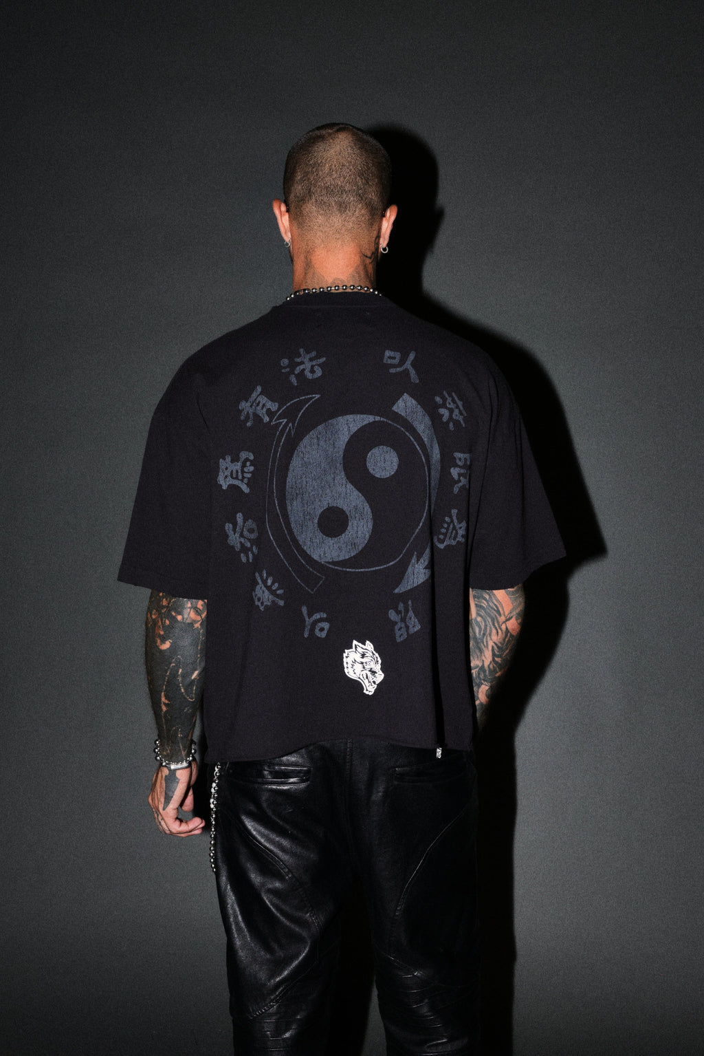 Bruce Lee Forever Distressed Grunge Box Cut Tee V2 in Black — imagem 2