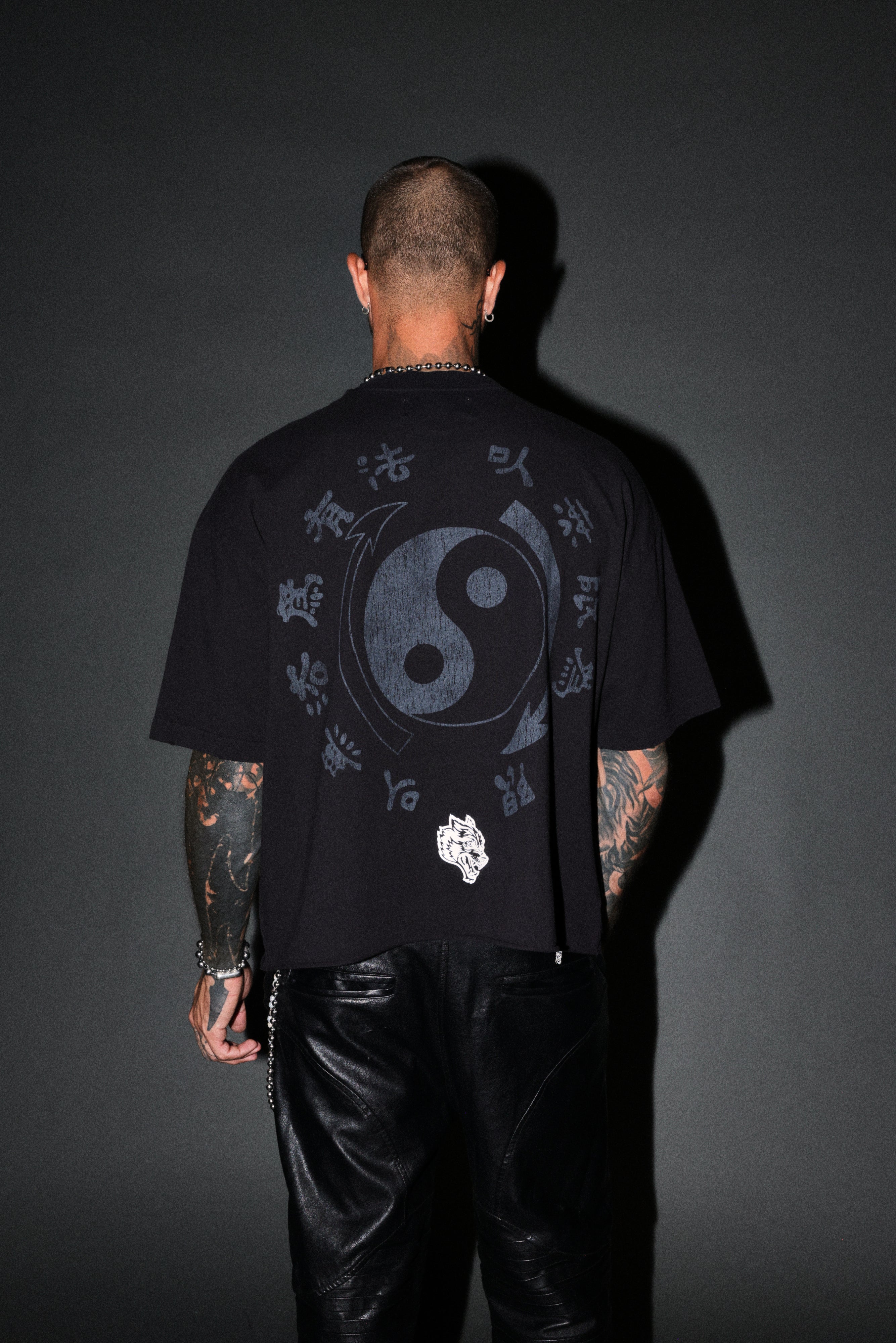 Bruce Lee Forever Distressed Grunge Box Cut Tee V2 in Black — imagem 2
