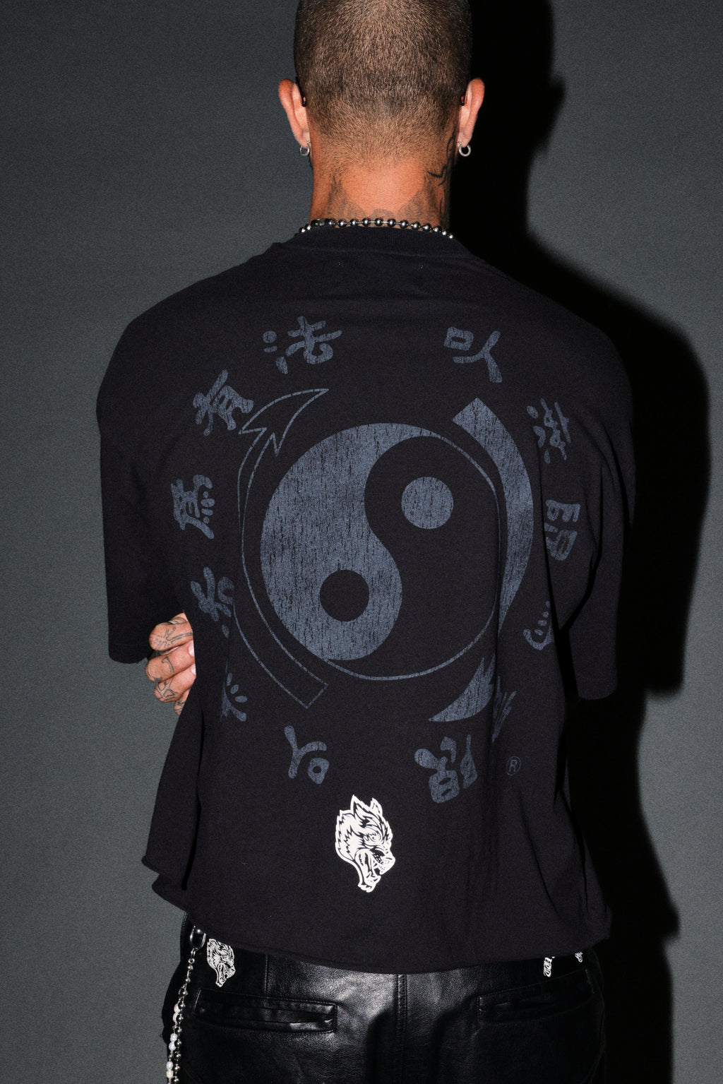 Bruce Lee Forever Distressed Grunge Box Cut Tee V2 in Black — imagem 8