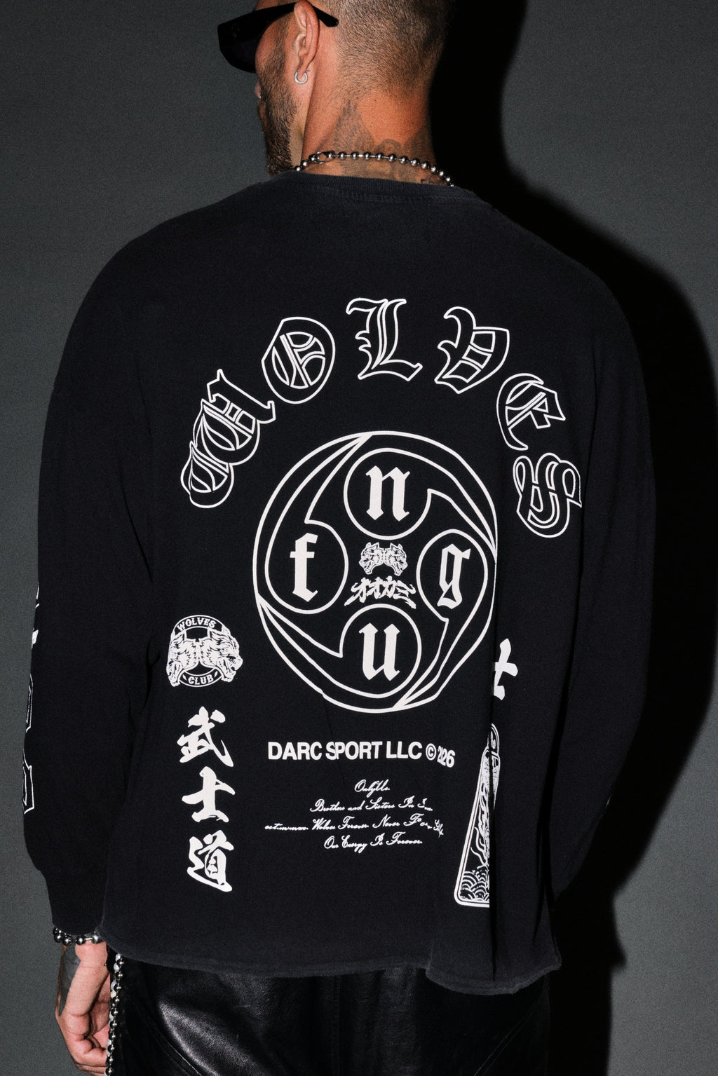 Kazoku Okami Premium Box Cut Ls Tee in Black — imagem 8