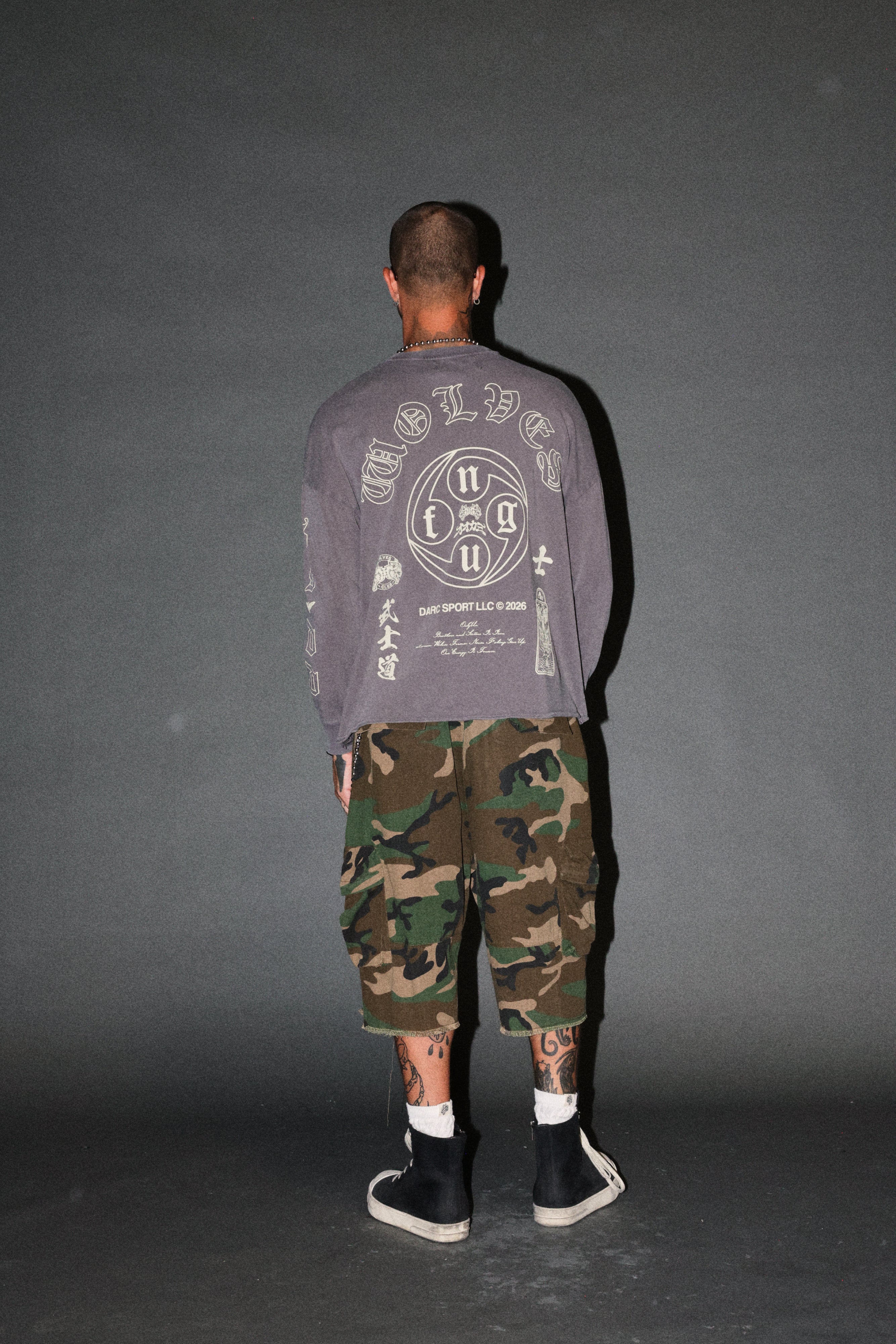 Kazoku Okami Premium Box Cut Ls Tee in Slate Gray — imagem 6