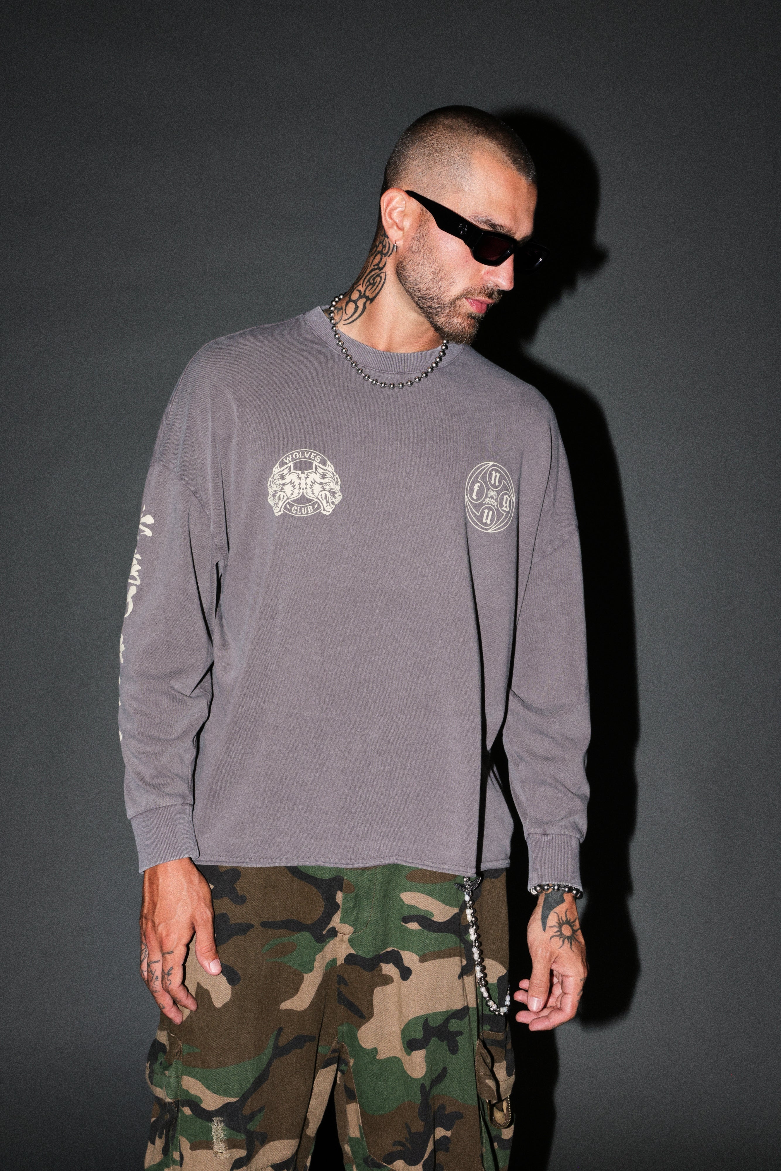 Kazoku Okami Premium Box Cut Ls Tee in Slate Gray — imagem 2