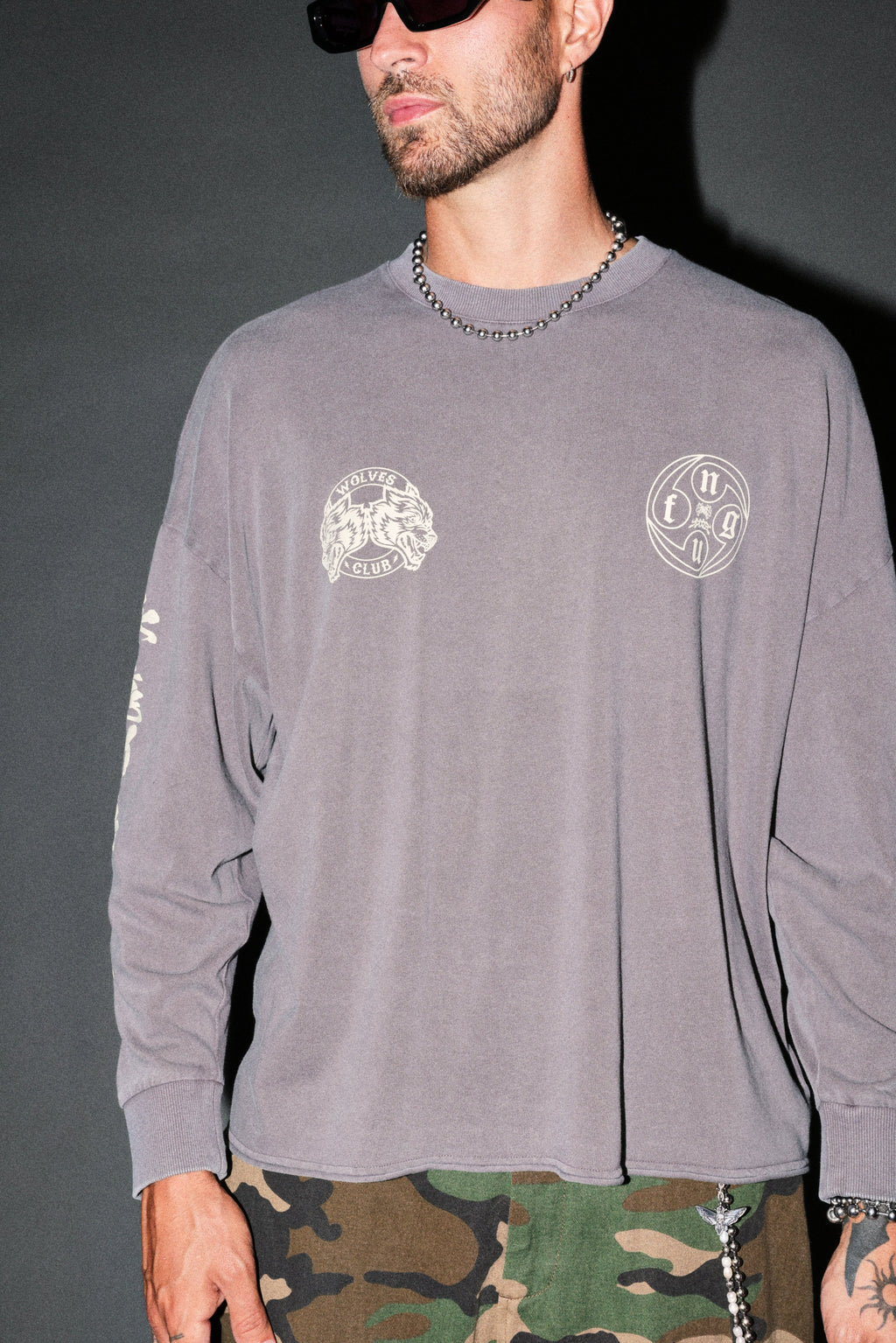 Kazoku Okami Premium Box Cut Ls Tee in Slate Gray — imagem 7