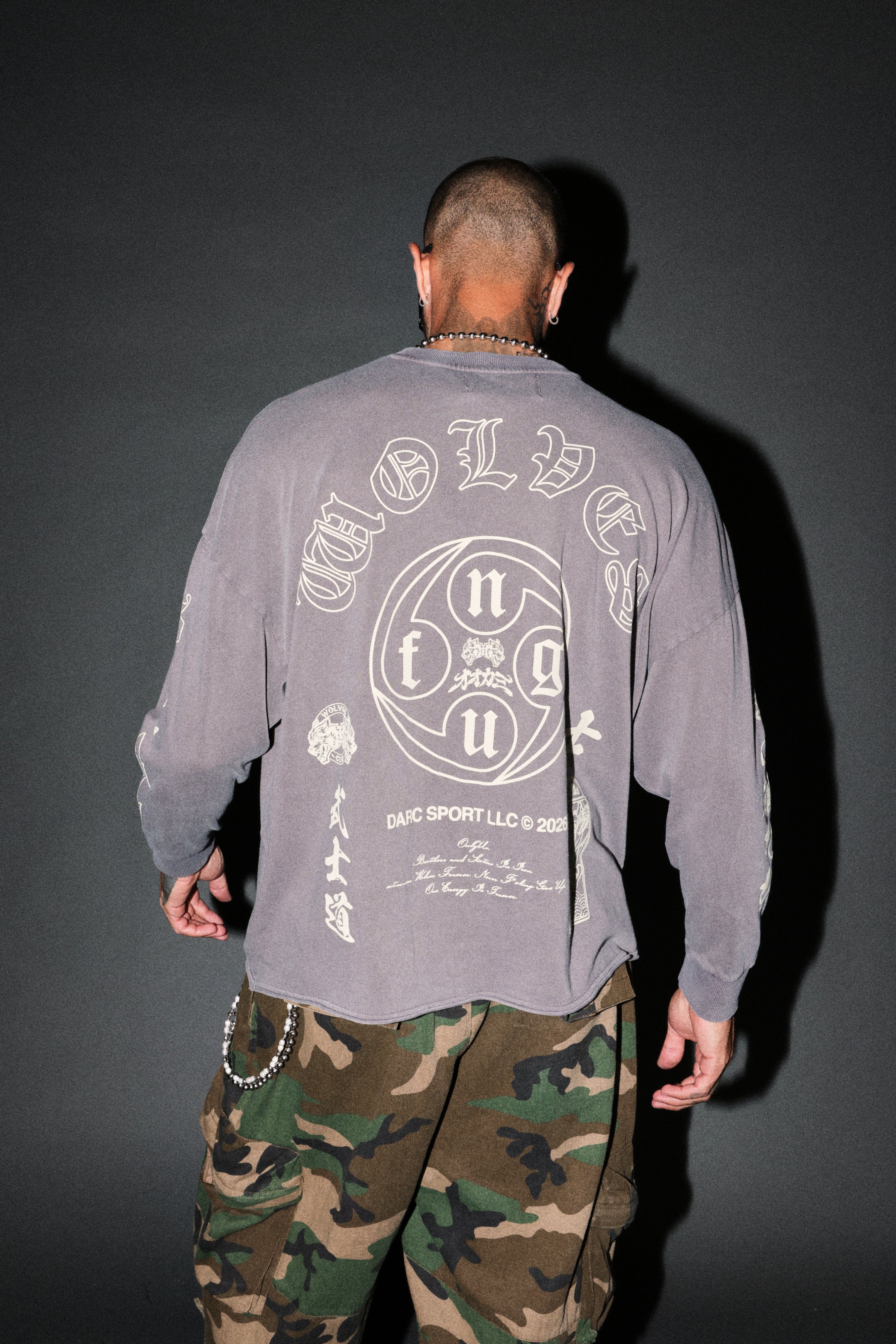 Kazoku Okami Premium Box Cut Ls Tee in Slate Gray — imagem 4