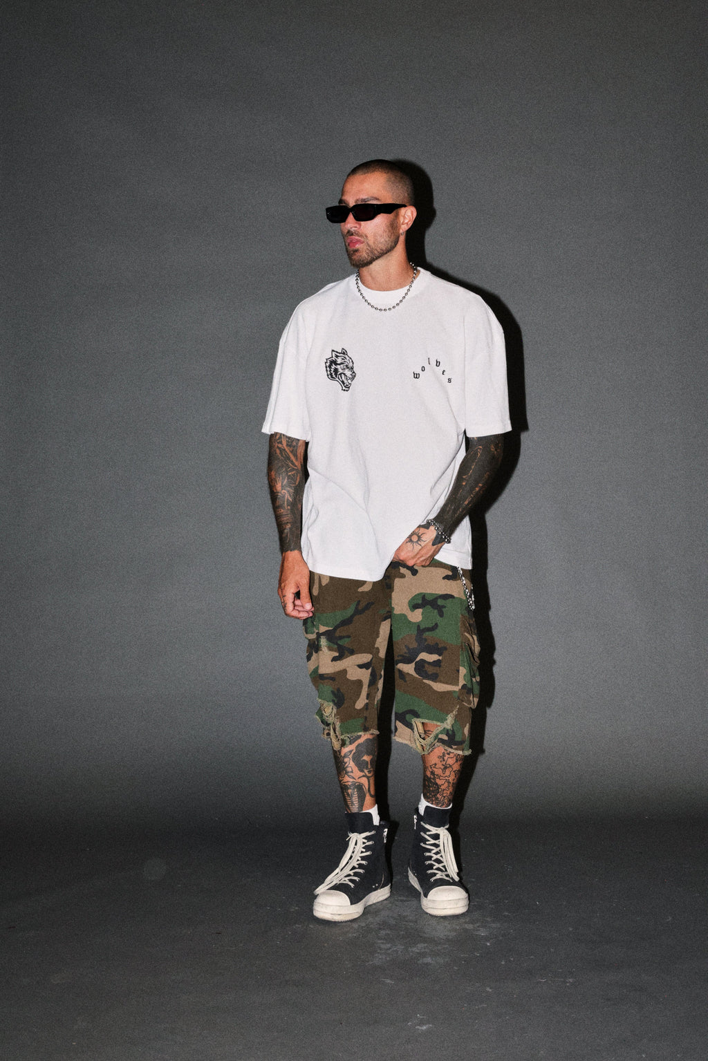 Shao Kahn Premium Oversized Tee in White — imagem 5